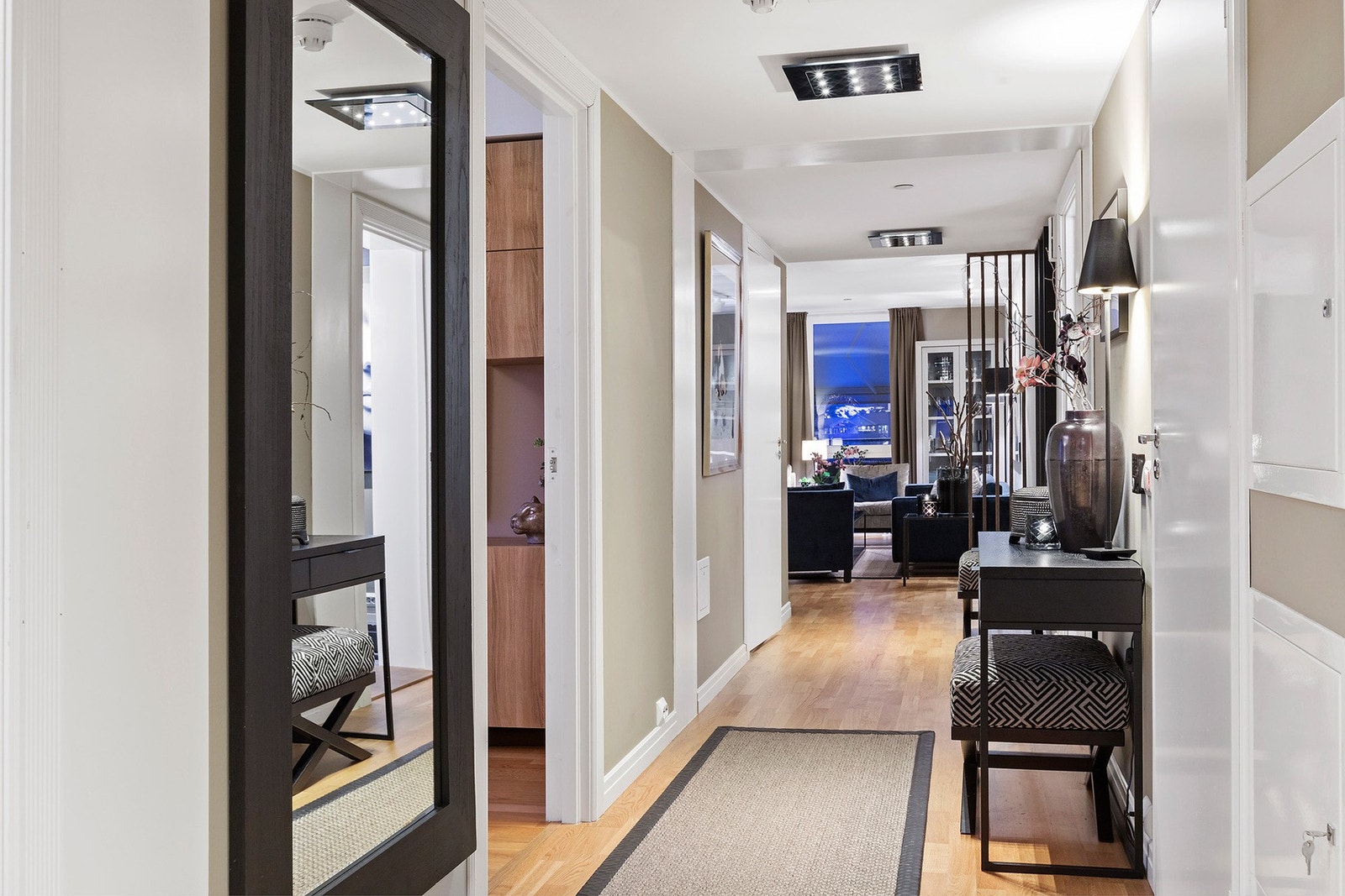 Velkommen inn! Her ser du stuen rett frem i bildet. Galleribilde