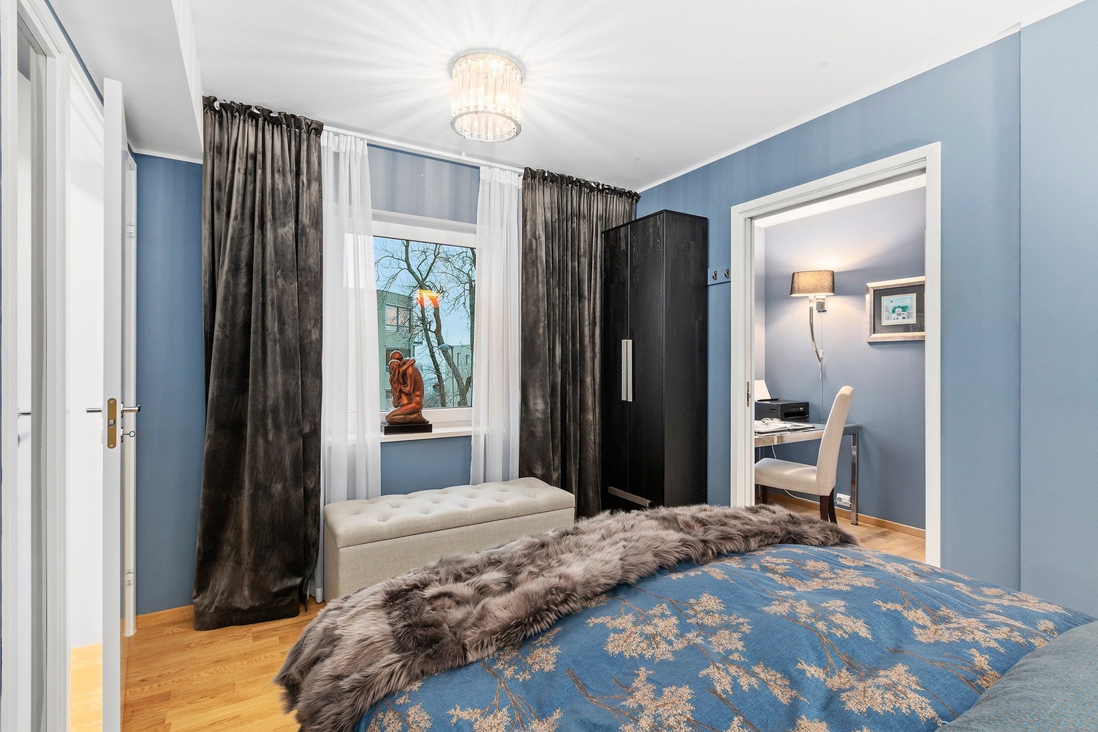 Herfra har du tilgang til kontor og walk-in. Galleribilde