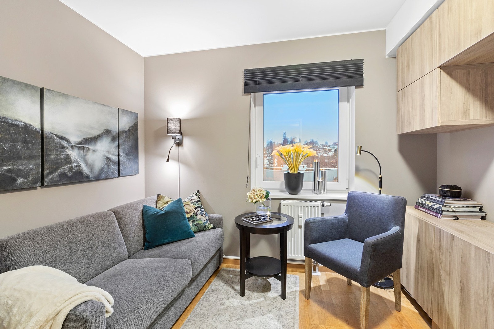 Det tredje soverommet er på 8 kvm. Rommet brukes i dag som både gjesterom og TV-stue og har plass til diverse møblering. Galleribilde