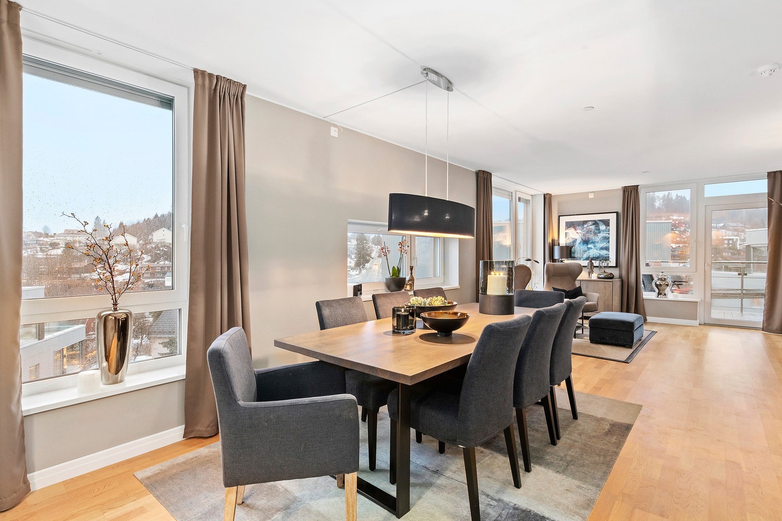 Leiligheten ligger i tredje av byggets fire etasjer. Planløsningen er delt opp med soverom i den ene delen av leiligheten og oppholdsrom i den andre delen. Perfekt for de som liker å ha venner og familie på besøk. Galleribilde