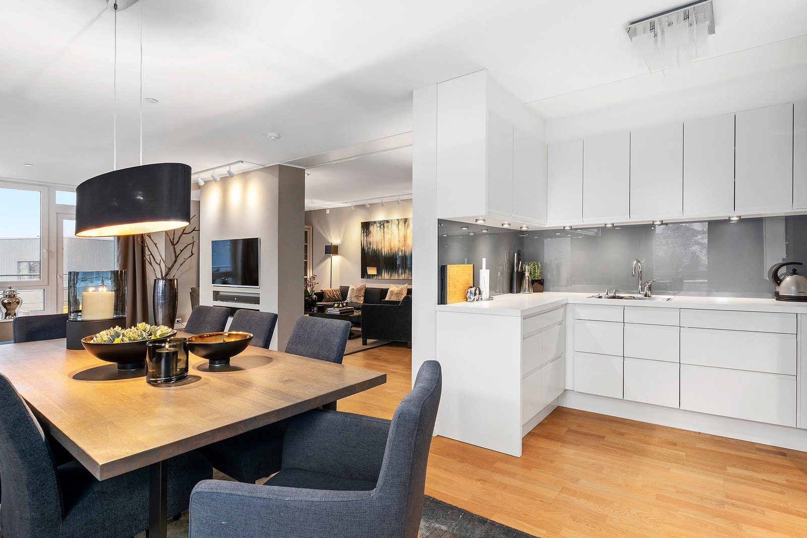 Kjøkkenet er av kvalitetsmerket HTH og har fått tilstandsgrad 1 av bygningssakkyndig. Løsningen gjør at kjøkkenet er skjermet men fortsatt i kontakt med stuen. Galleribilde