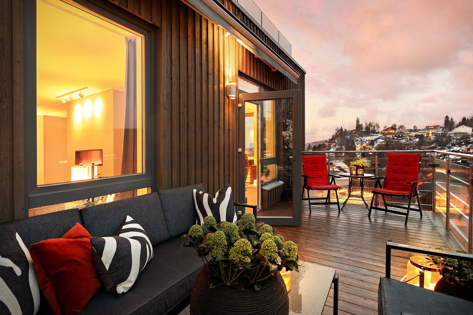 Balkongen er vendt mot vest som gir deg gode solforhold både dag og kveld. Galleribilde