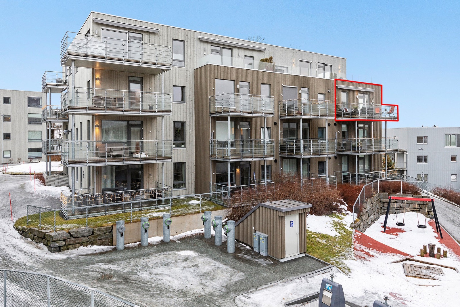 Hjørnebeliggenheten gir ekstra naturlig lys, begrenset innsyn og flott utsikt. Velkommen til hyggelig visning! Galleribilde