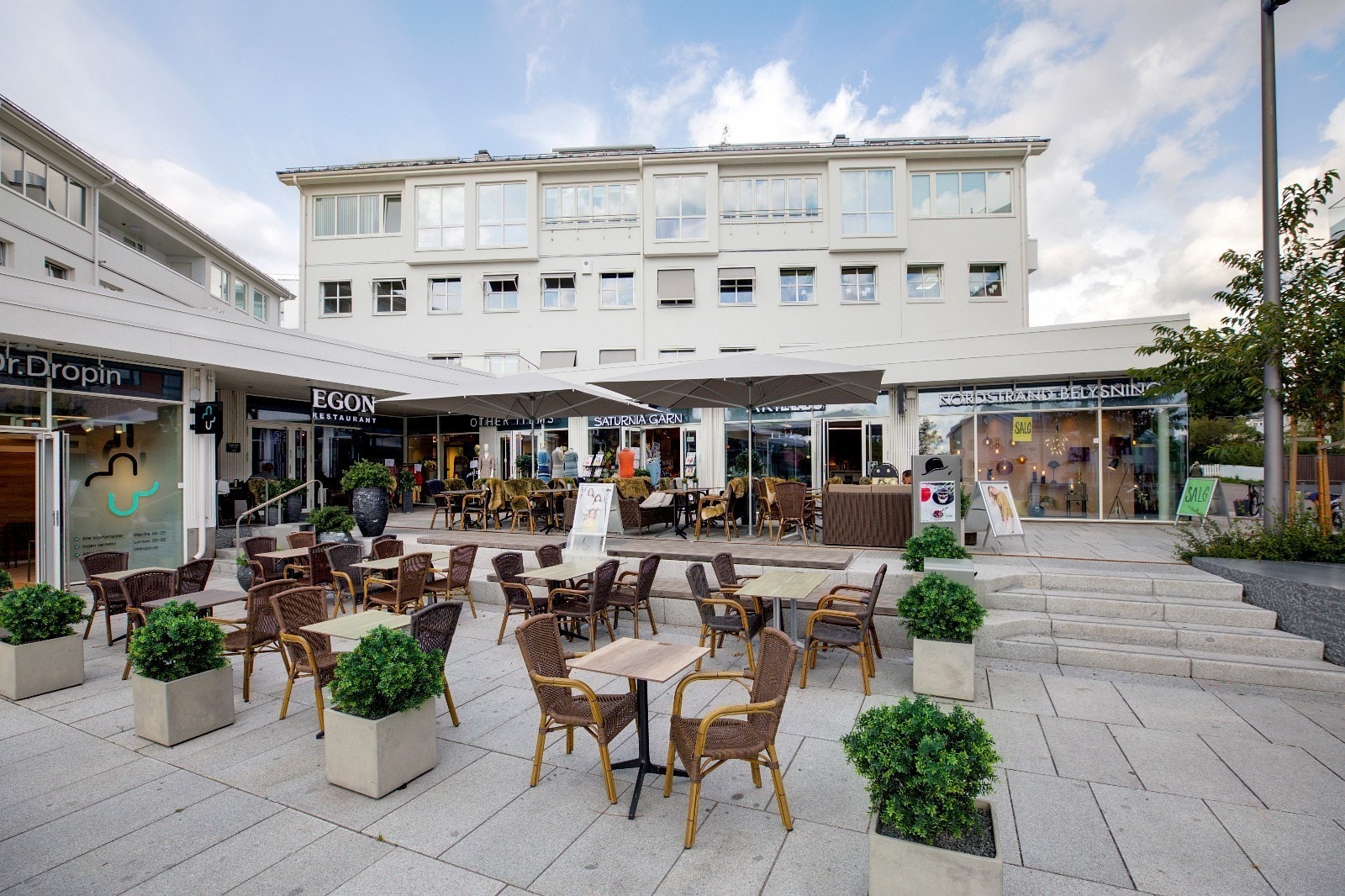 Torget på Sæter som alltid har mye folk Galleribilde