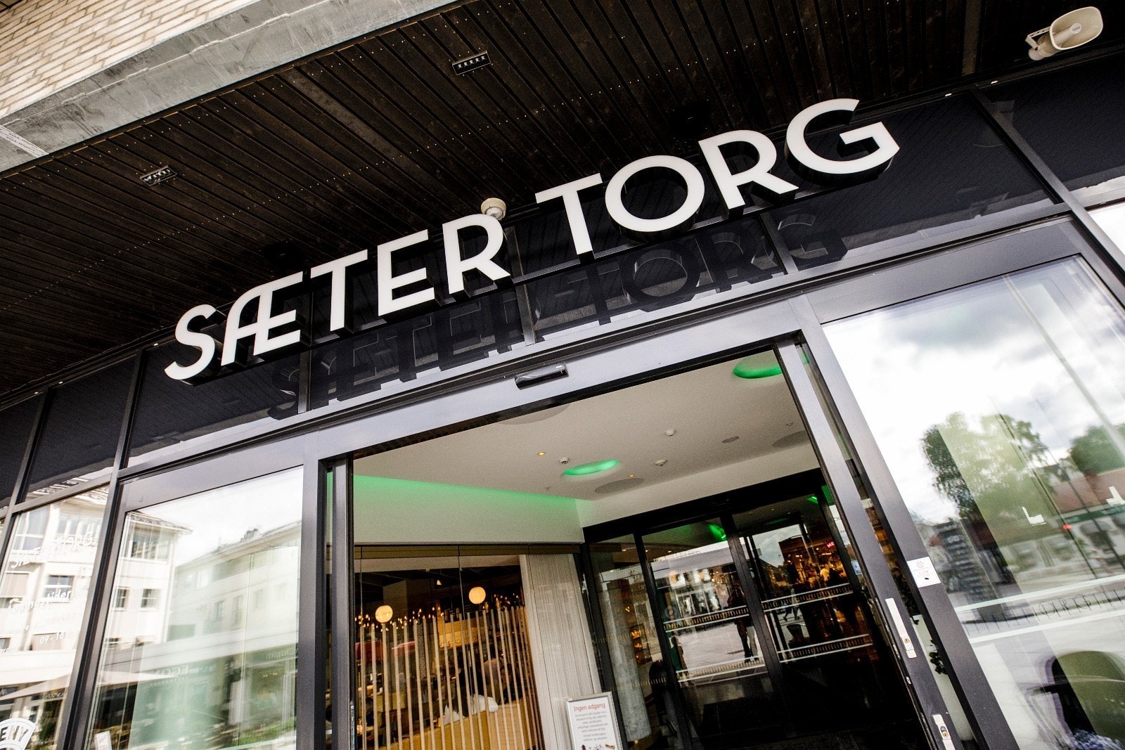 Sæter Torg har blitt en aktiv møteplass Galleribilde