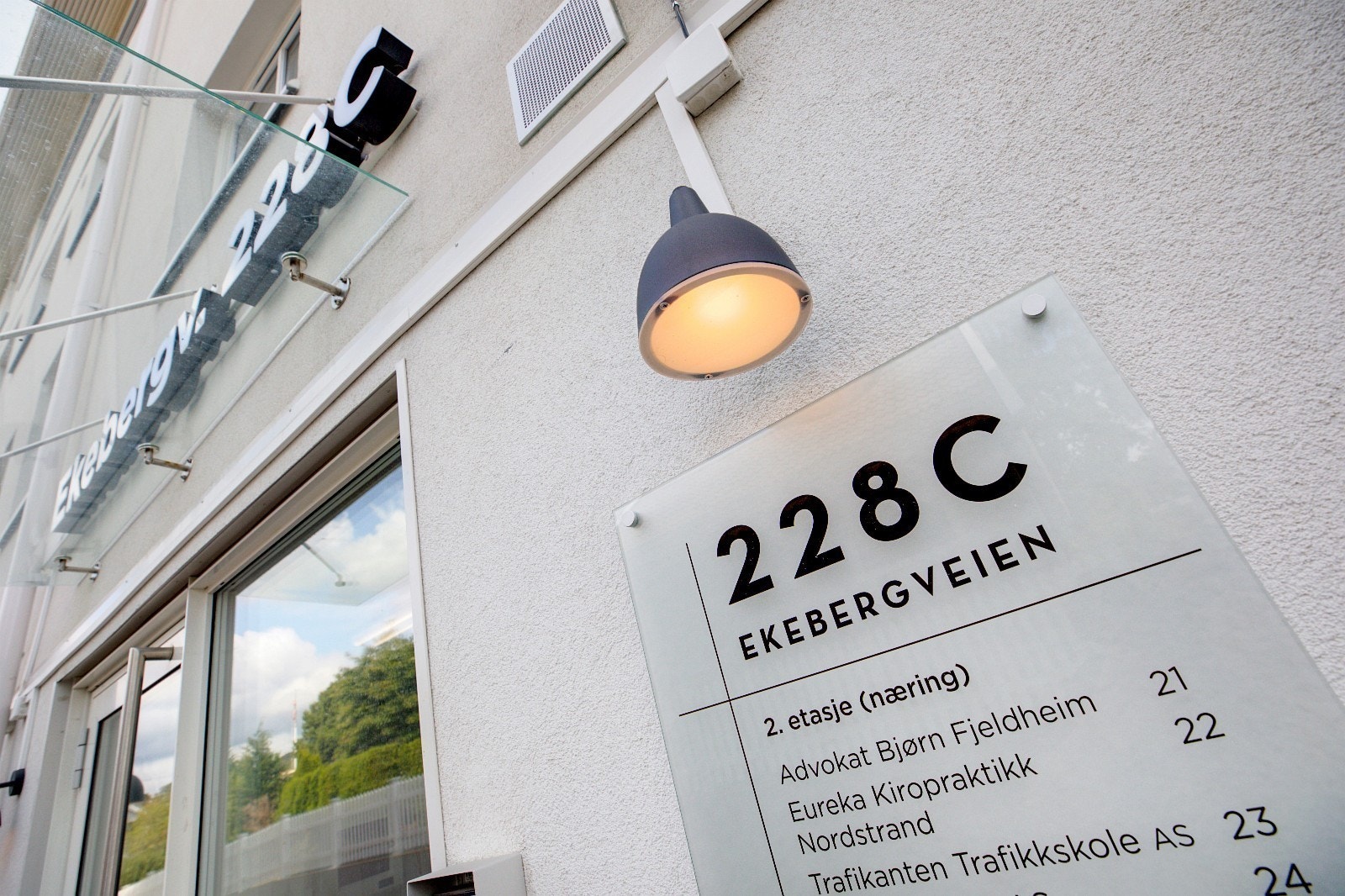 Kontorinngangen - på motsatt side av torget Galleribilde