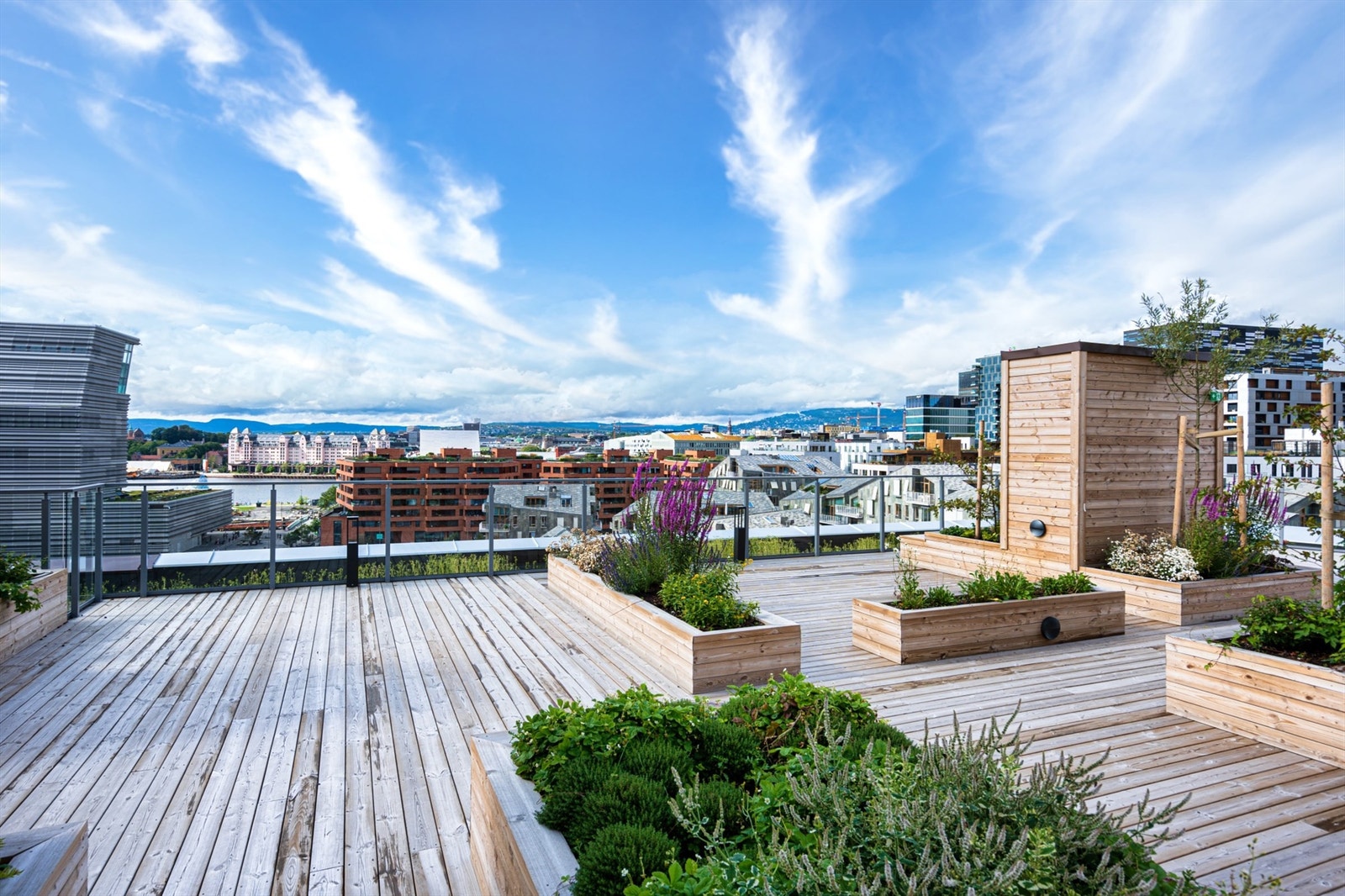 Beboerne har eksklusiv tilgang til flere takterrasser, hvor det vil bli frodig og variert beplantning og soner for avslapping. Galleribilde