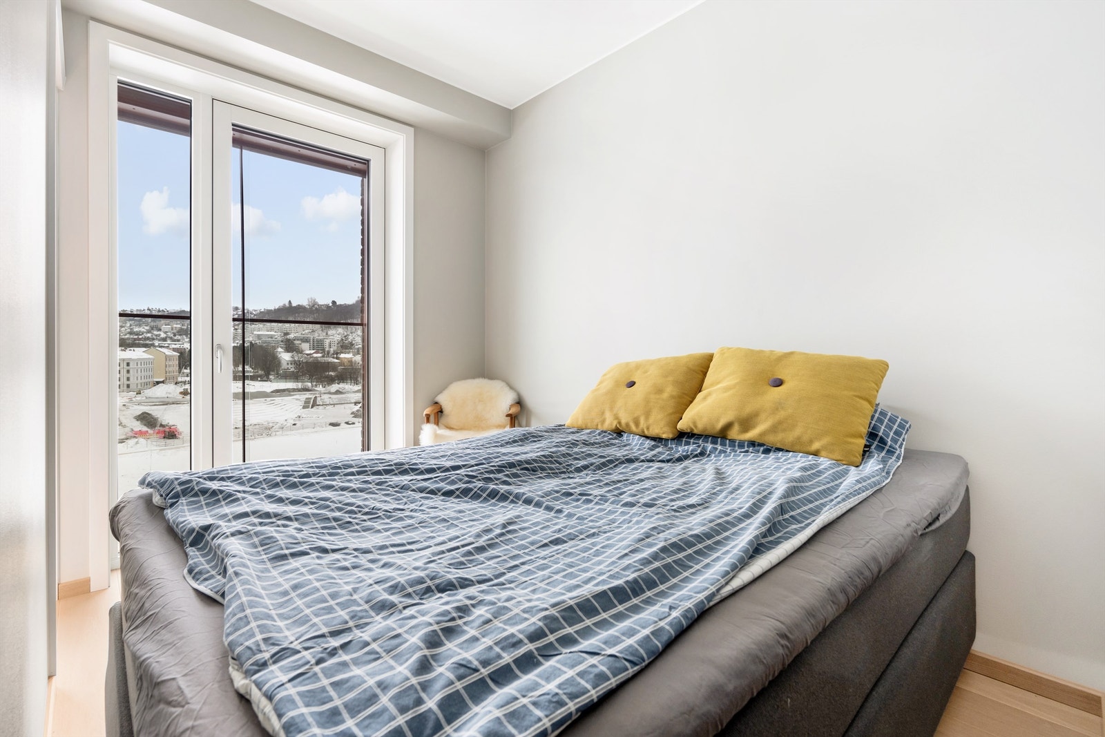 Direkte utgang til luftebalkong fra både stue og soverom. Galleribilde