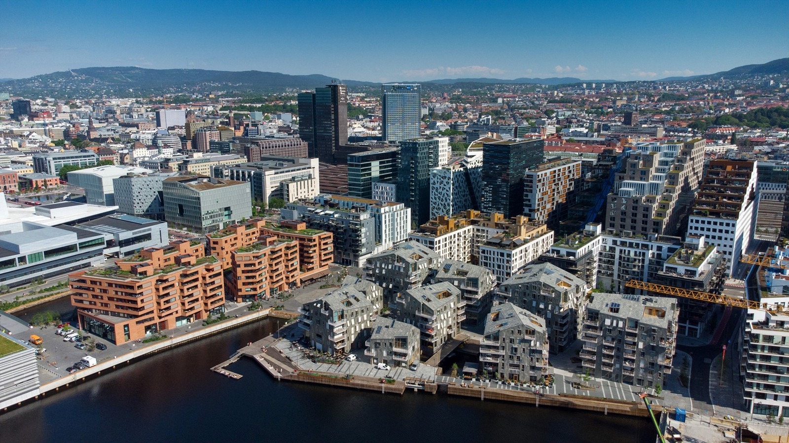 Bjørvika | Stadig flere boligkjøpere blir oppmerksomme på det unike nabolaget som tar form i hjertet av Oslo. Grønne byrom og allmenninger åpnes opp, og folk strømmer til. Her har du allerede et levende nabolag. Galleribilde