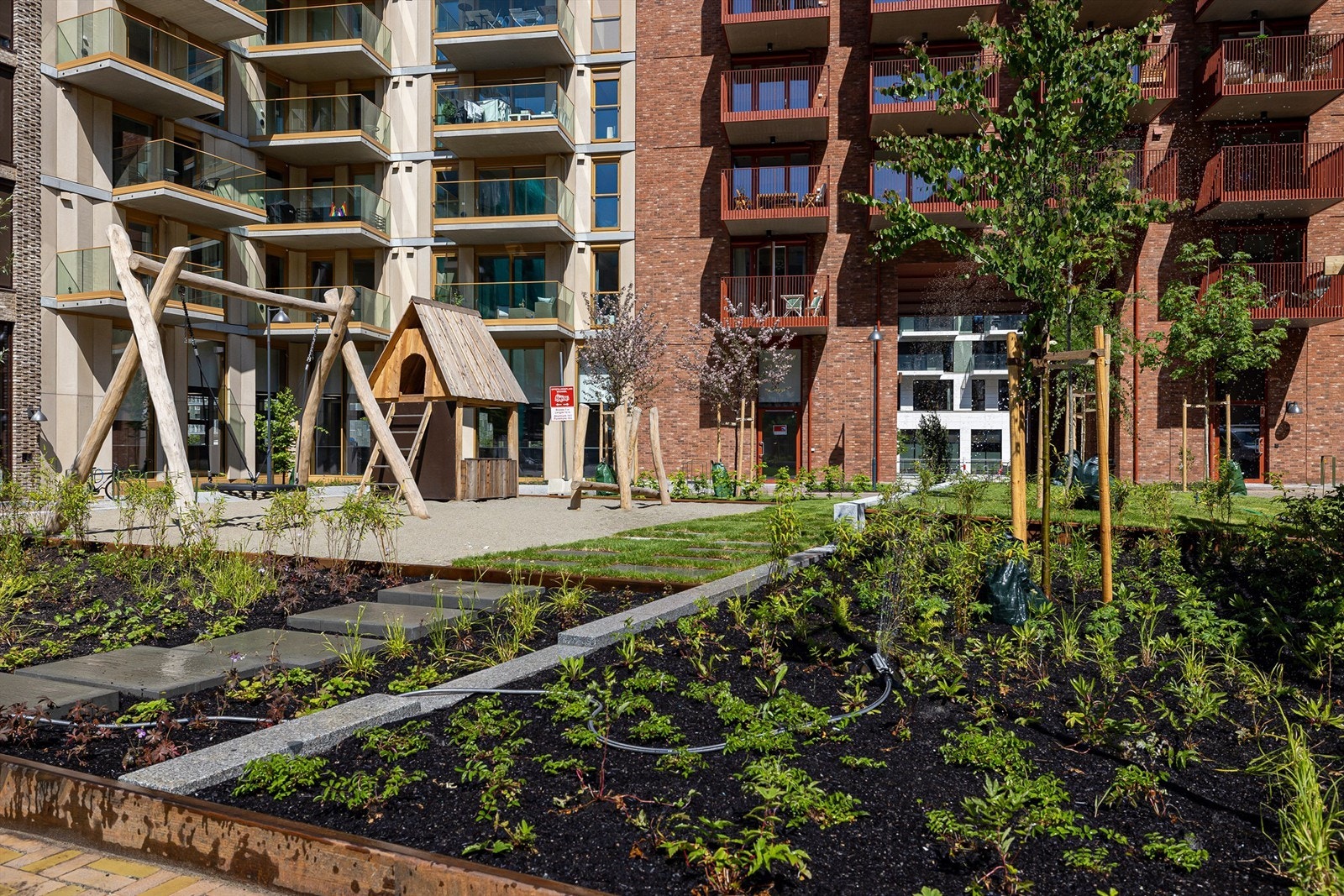Liten lekeplass i gårdsrommet. Beplantning vil gi et grønt og frodig inntrykk. Galleribilde