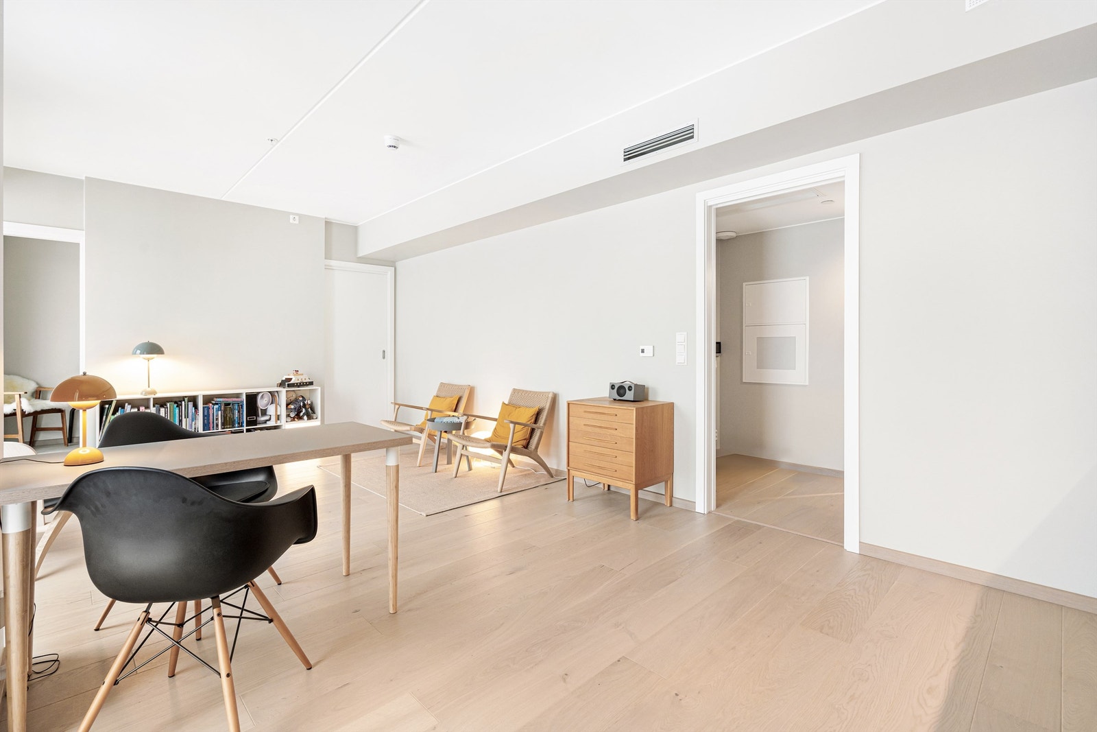 Stue på ca. 24,5 m² med åpen kjøkkenløsning. Galleribilde