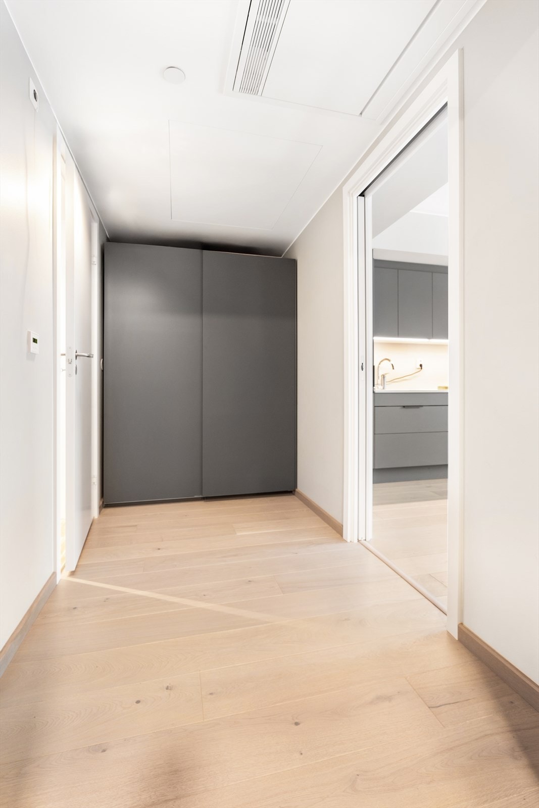 Leiligheten har en entré på ca. 5 m². Det er en lekker 1-stavs eikeparkett på gulv som er gjennomgående i leiligheten, unntatt på våtrom. Galleribilde