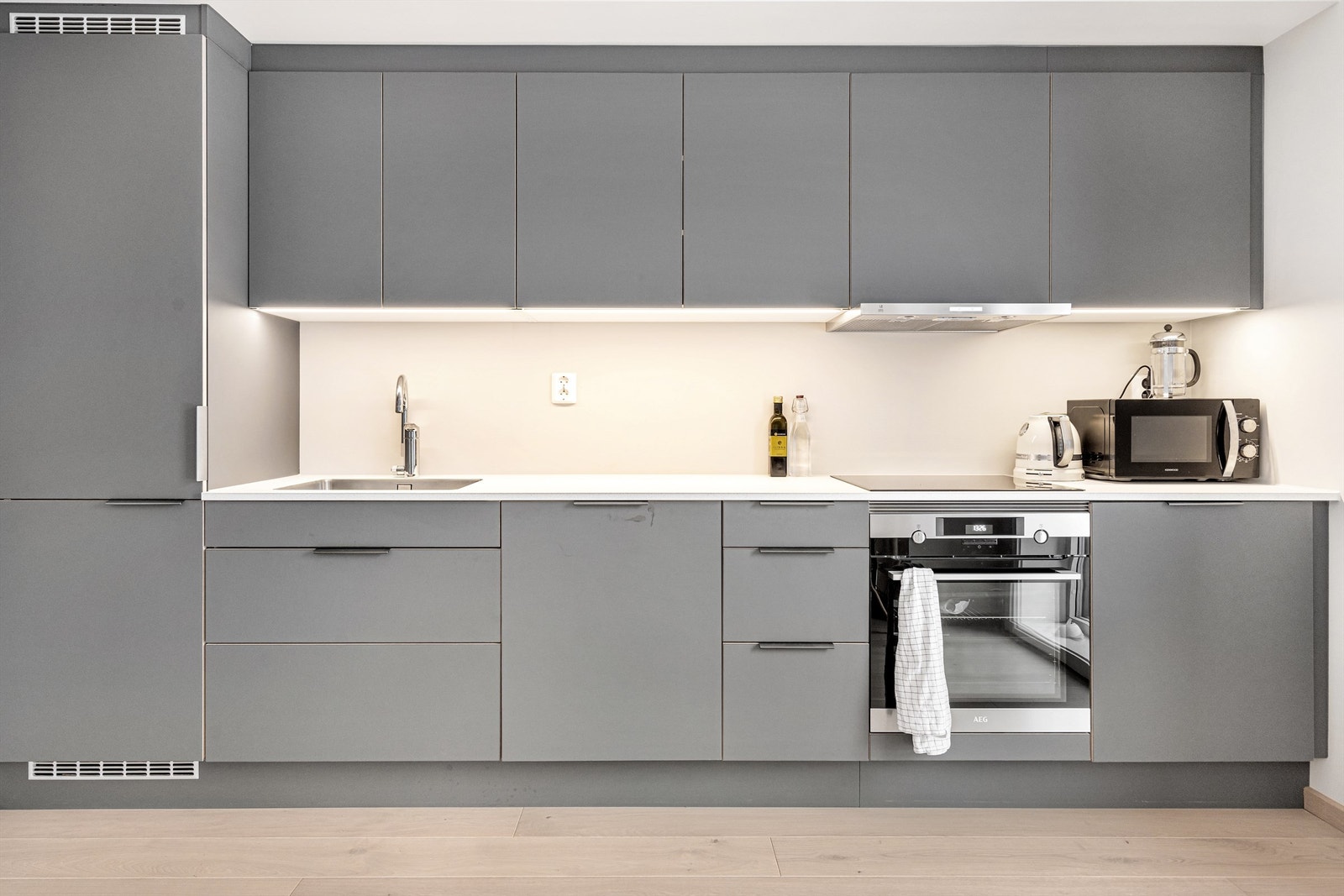 LED belysning under overskap. Underlimt vask og slim ventilator fra Røroshetta. Galleribilde