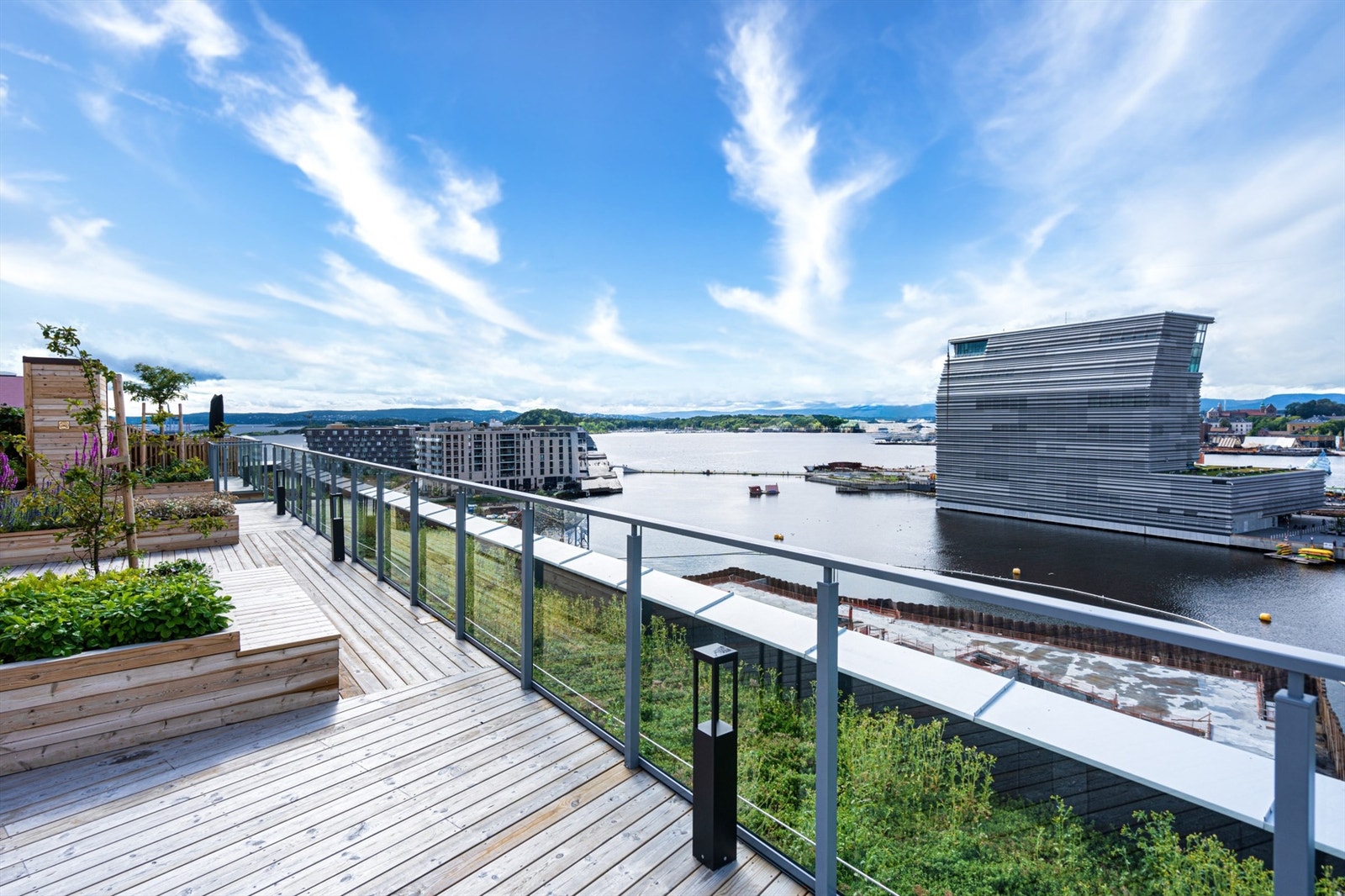 Sameiet har flere felles takterrasser med flott panoramautsikt over sjøen; her ser vi Munch-museet og Sørenga. Galleribilde
