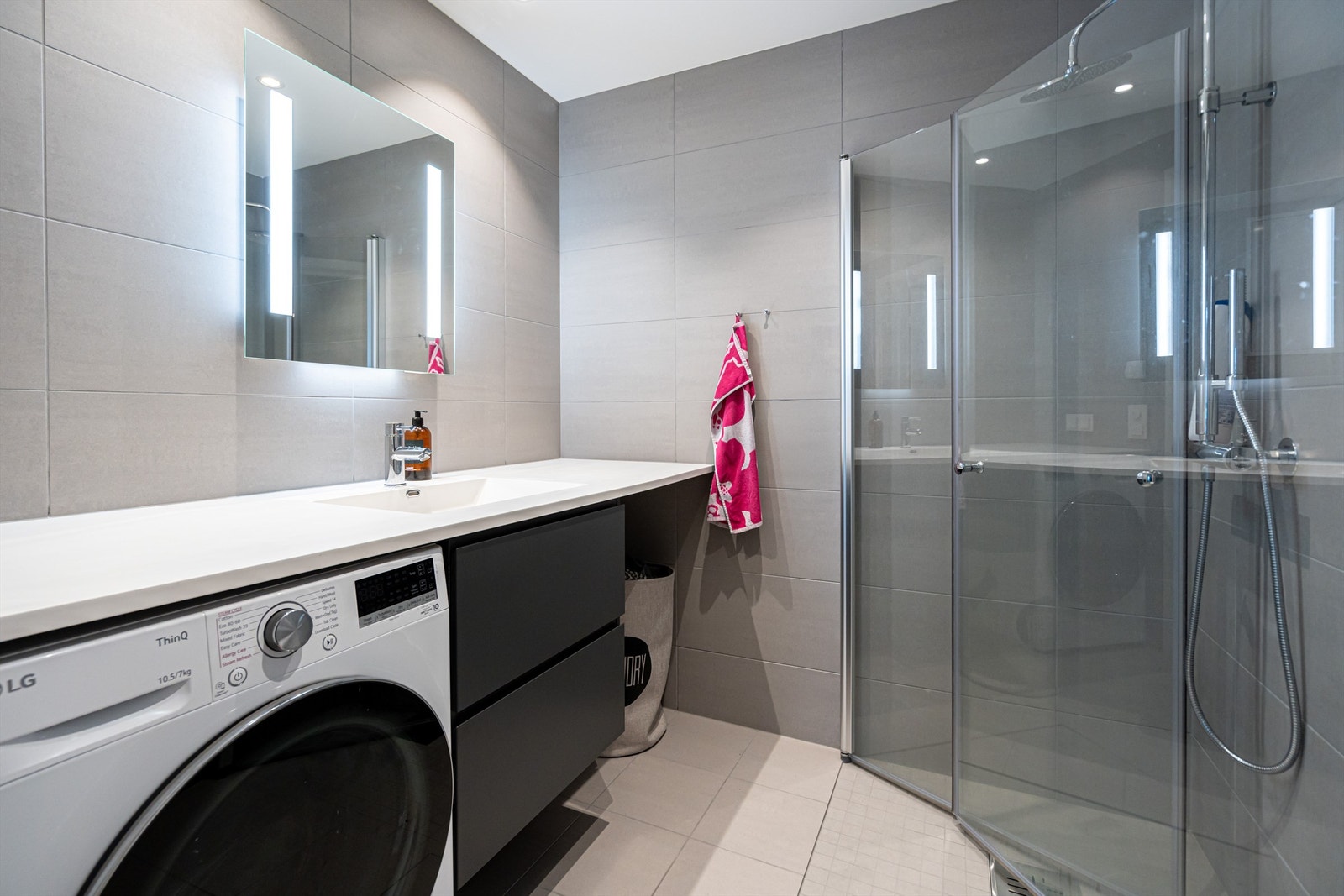 Leiligheten har et tiltalende bad på ca. 4 m². Galleribilde