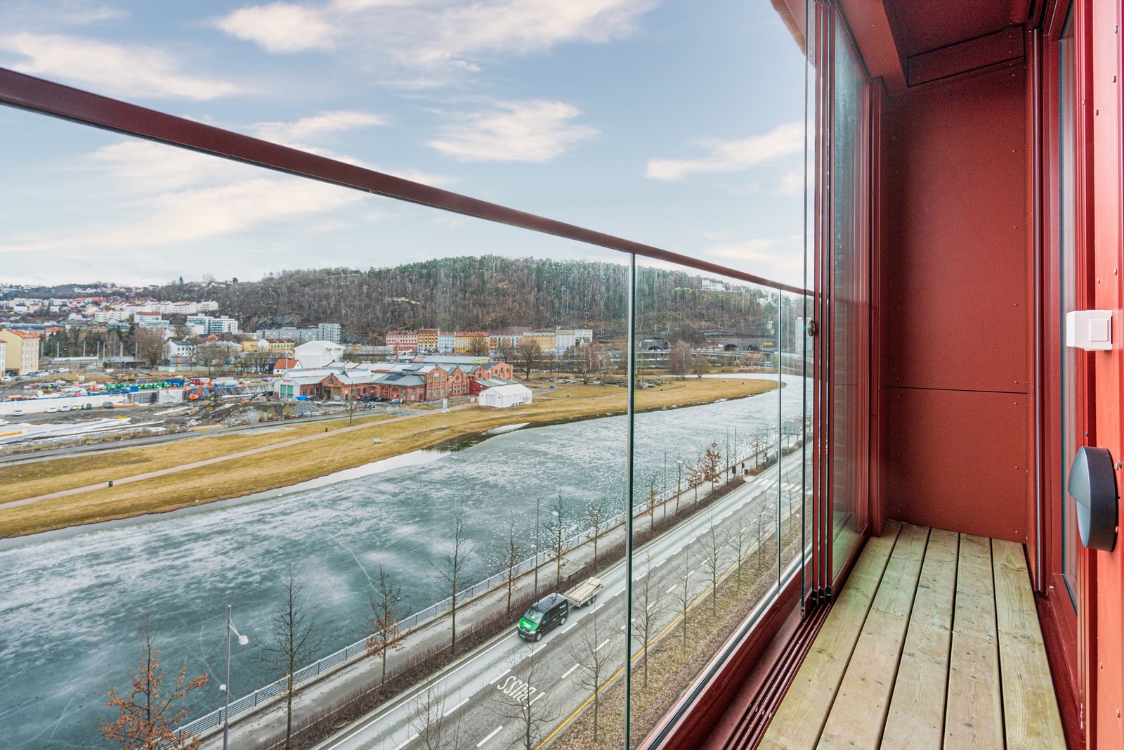 Videre fra stuen er det utgang til en østvendt og innglasset luftebalkong på 3 m² med utsyn mot Middelalderparken. Galleribilde