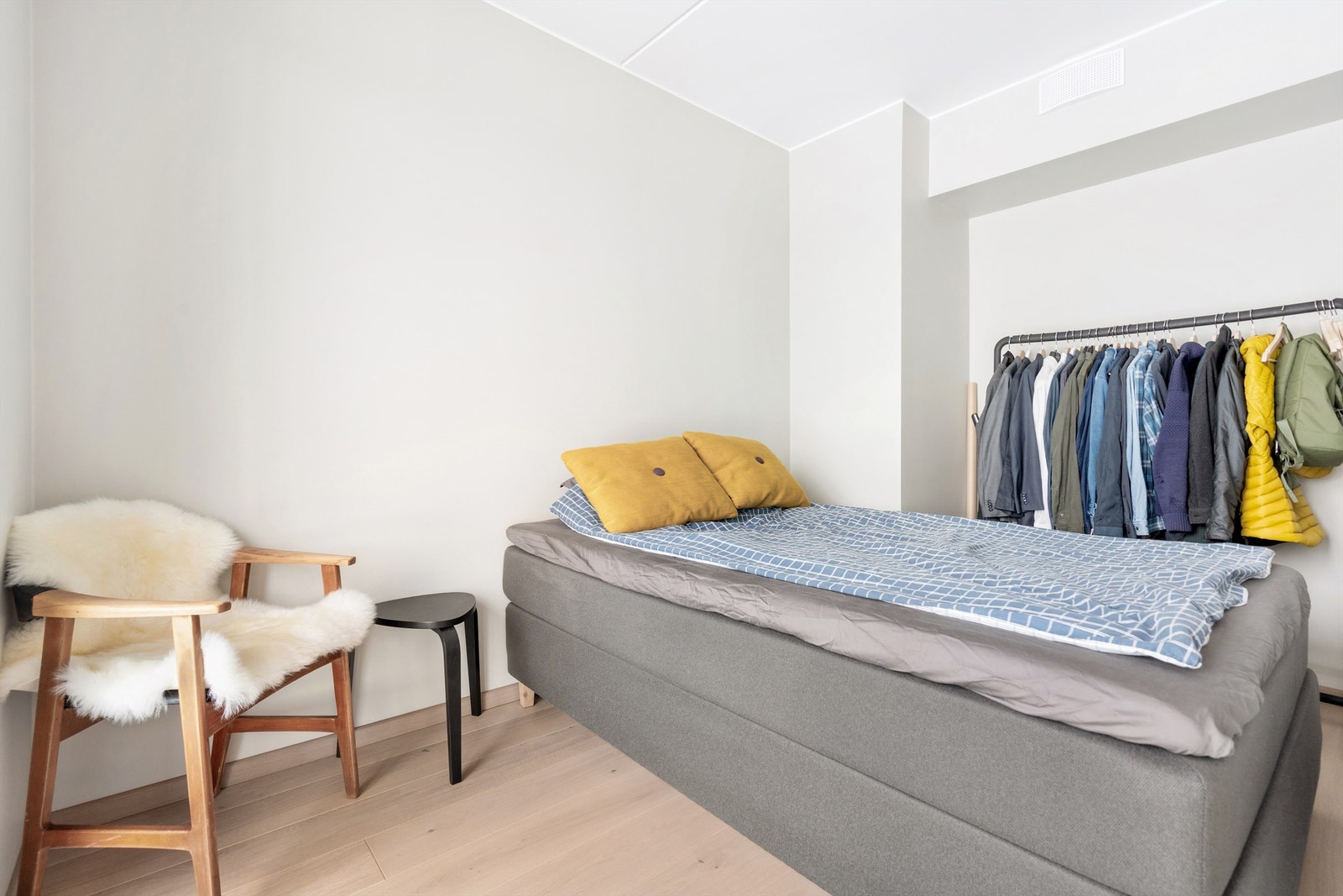 Soverommet er på ca. 7,3 m² som har tilknytning til stuen via to innganger hvor begge har plassbesparende skyvedører. Galleribilde