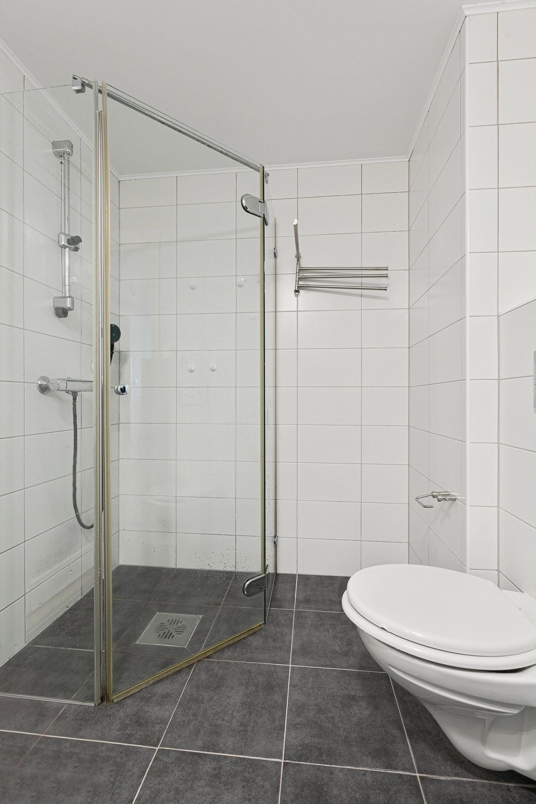 Luftig dusjhjørne gir en behagelig romfølelse. Galleribilde