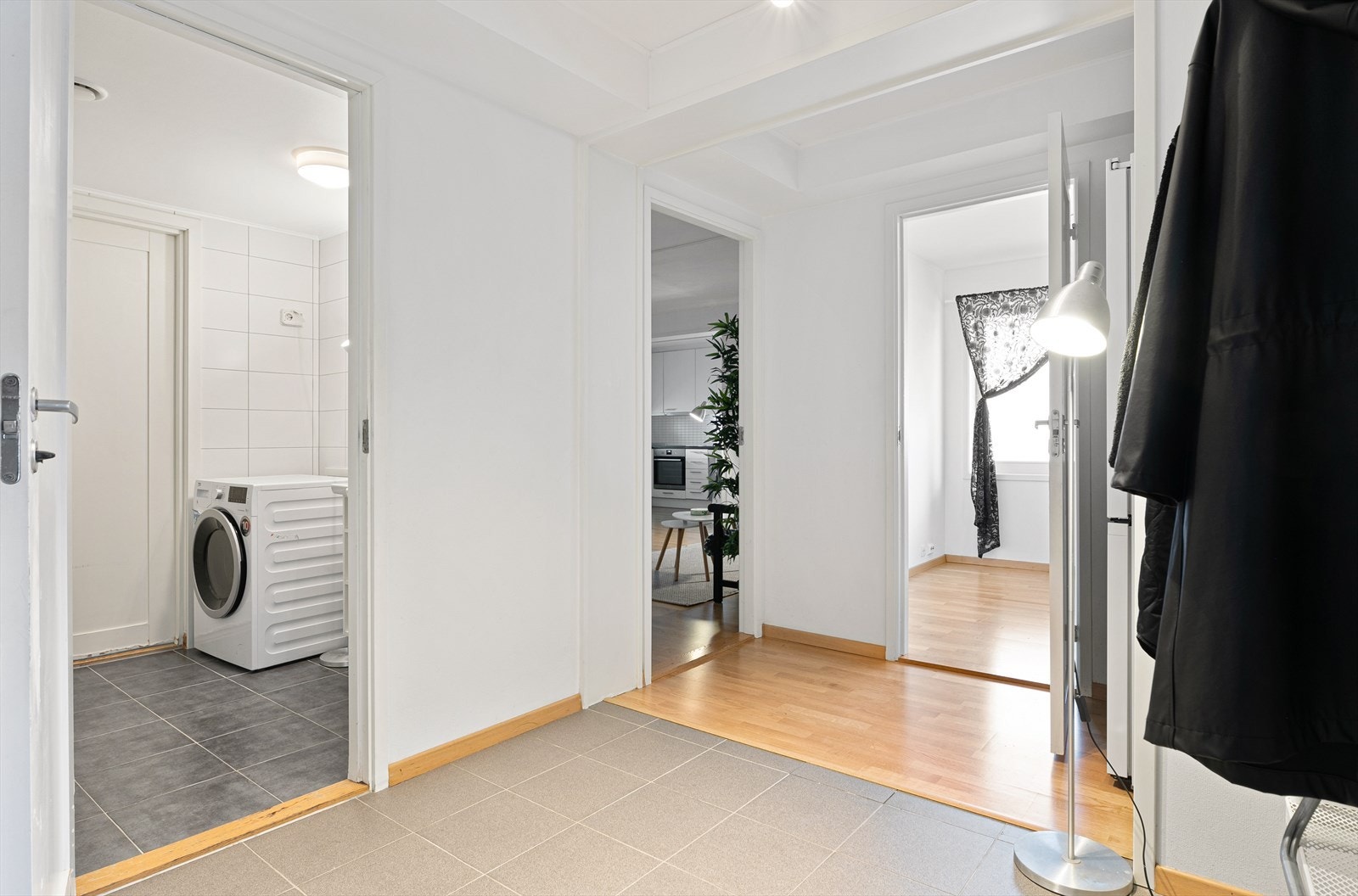 Adgang til leilighetens rom fra entré. Galleribilde