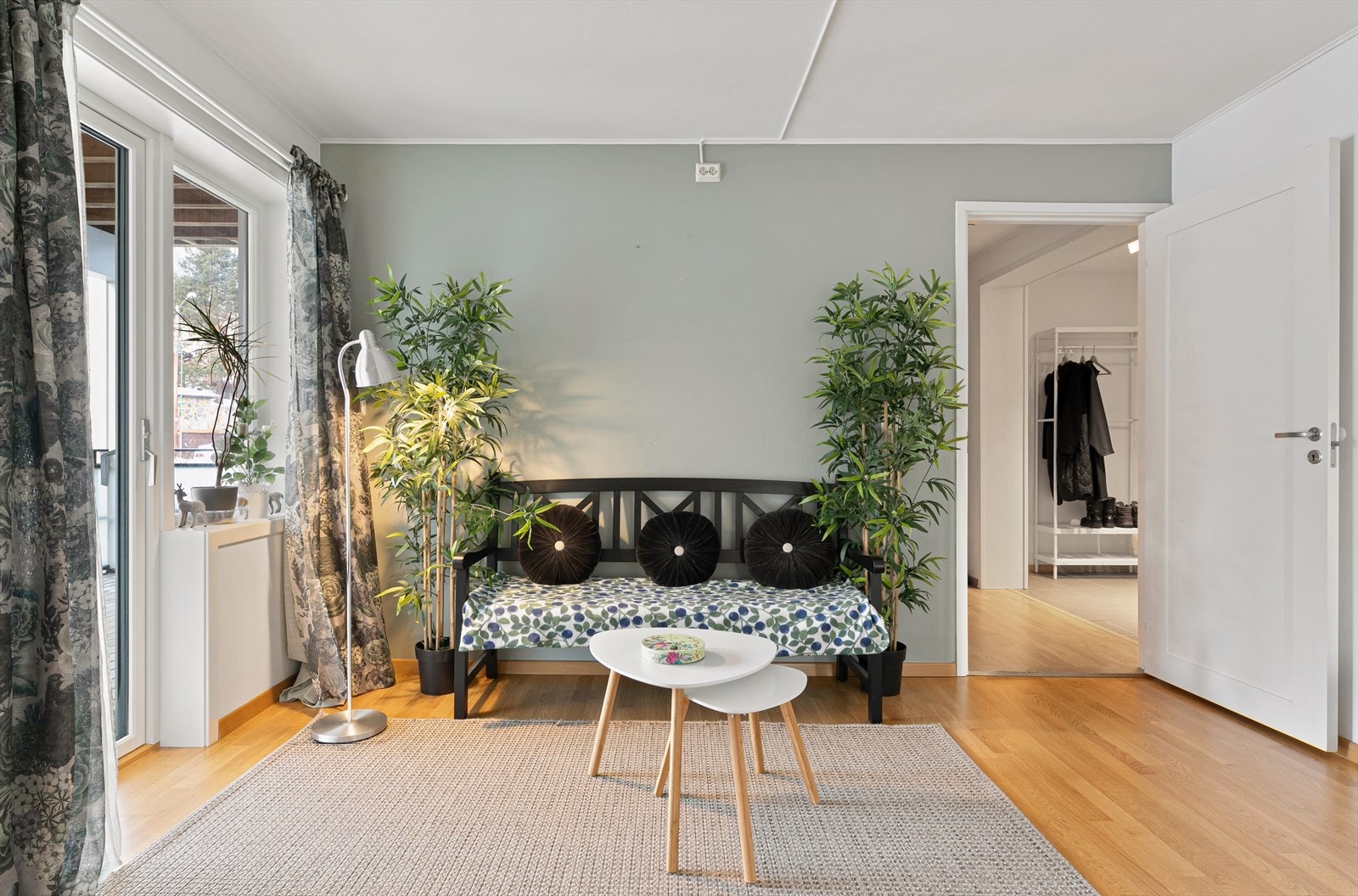 Rikelig med naturlig lys slipper inn i stuen. Galleribilde