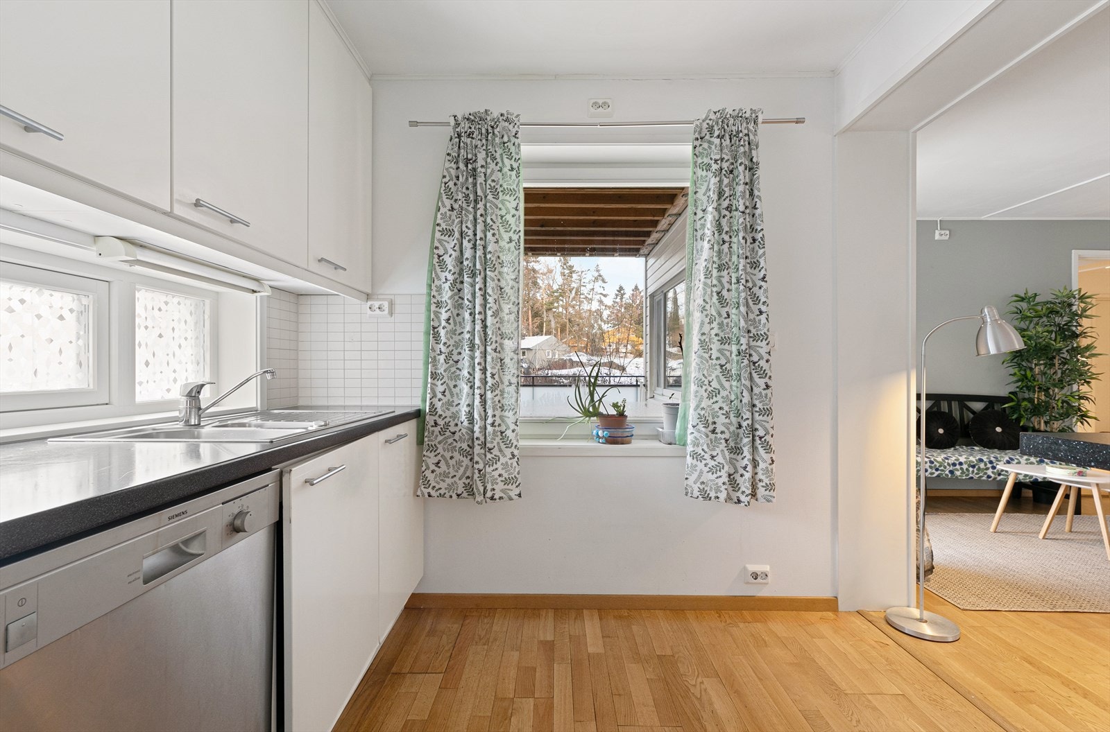 Vinduer på to flater sørger for et lyst og behagelig rom. Galleribilde