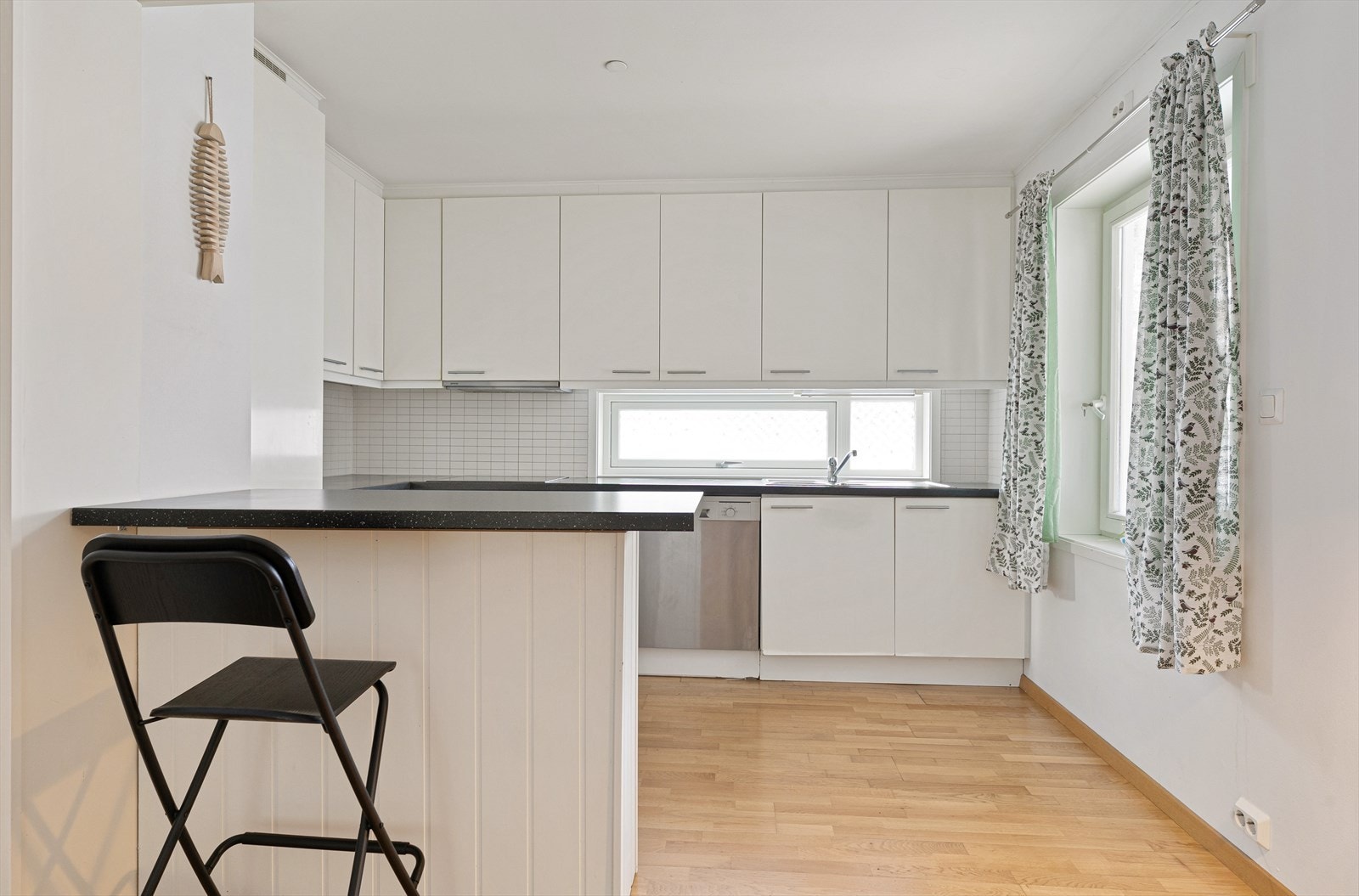 Godt med både benke- og skapplass! Utstikkeren kan brukes både som spisested og til matlaging. Galleribilde