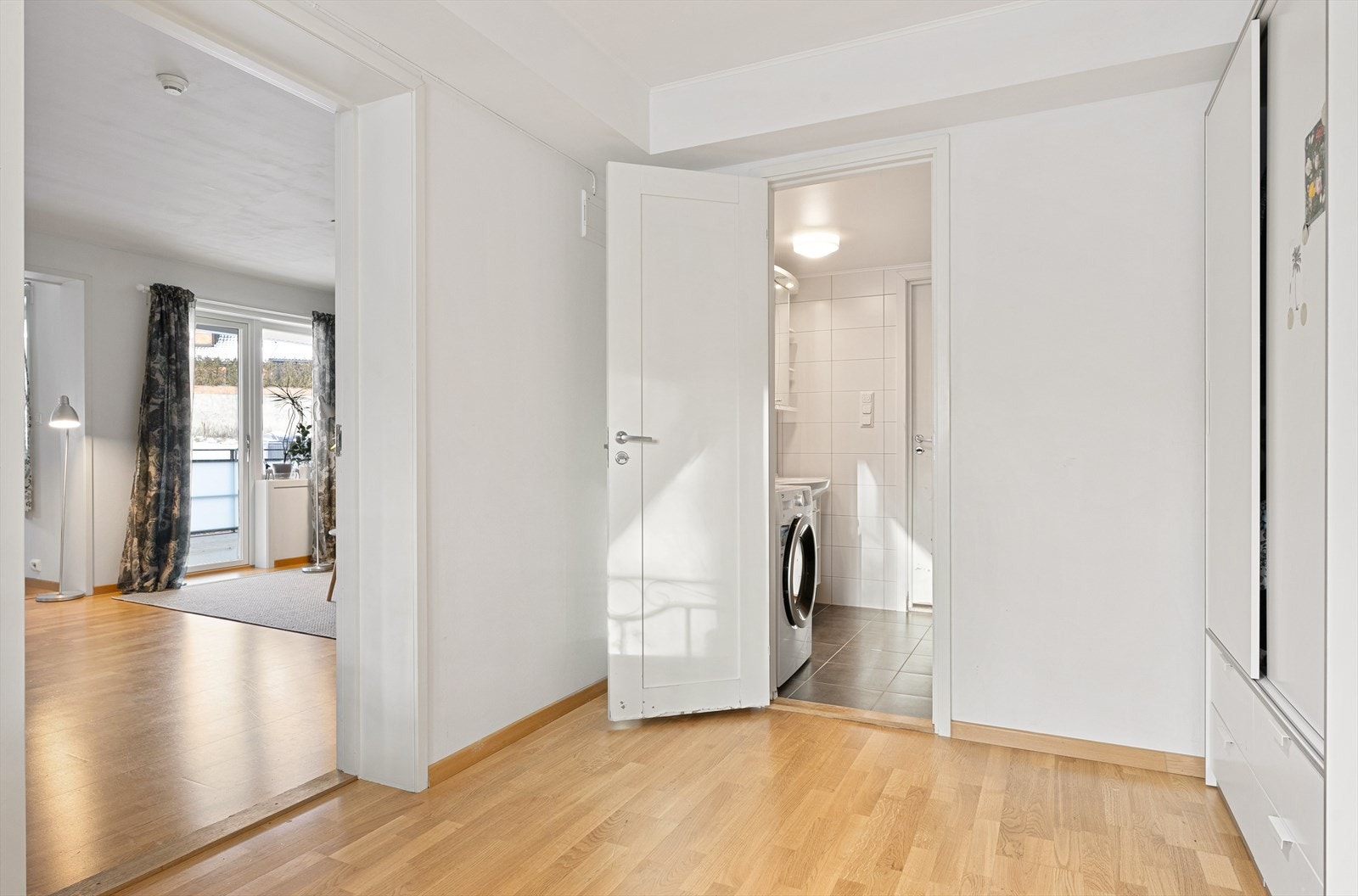 Badet har inngang fra entré og gang. Galleribilde