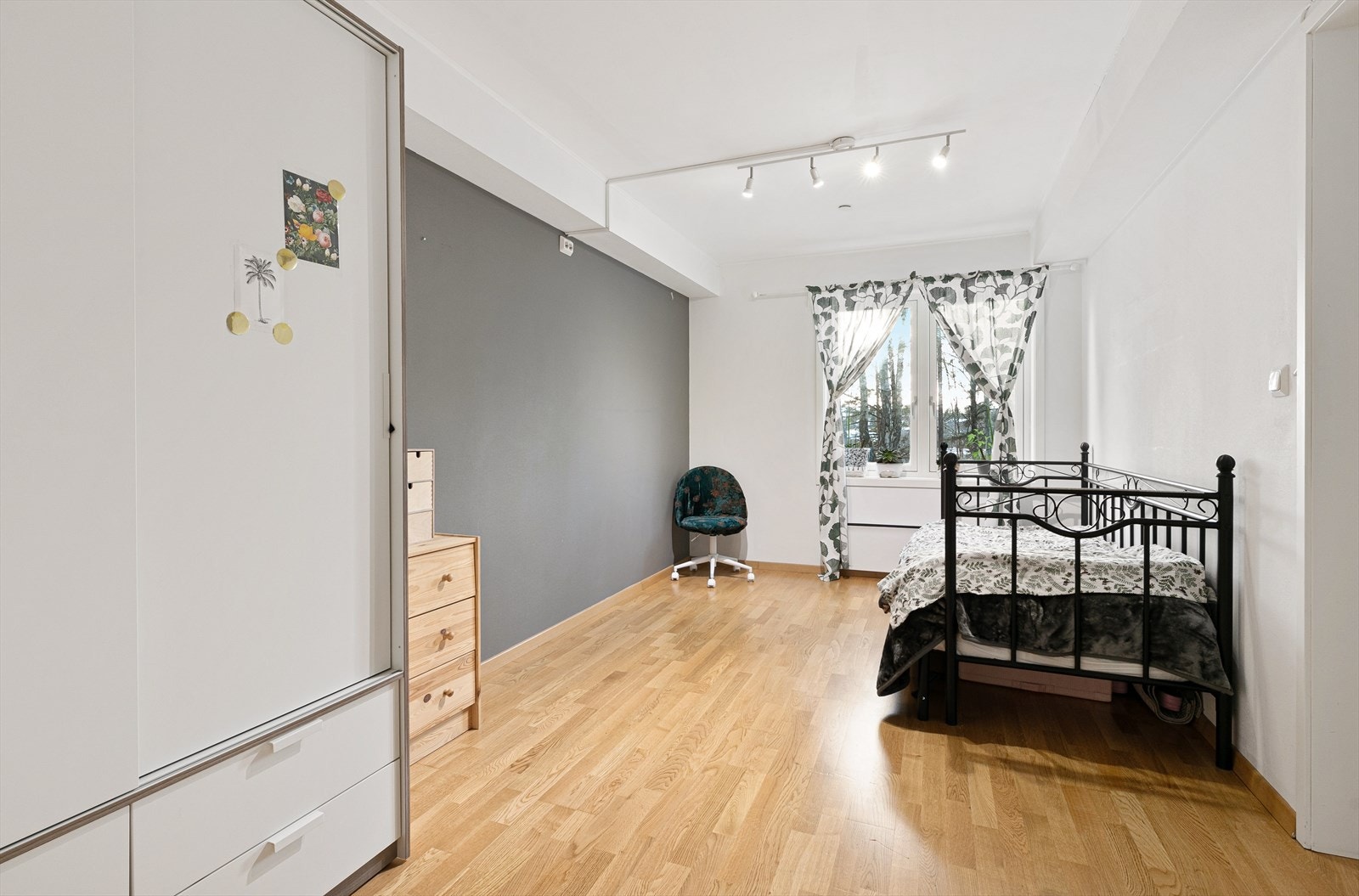 Leiligheten består av tre godkjente soverom. Soverom 1 har gode møbleringsmuligheter. Galleribilde