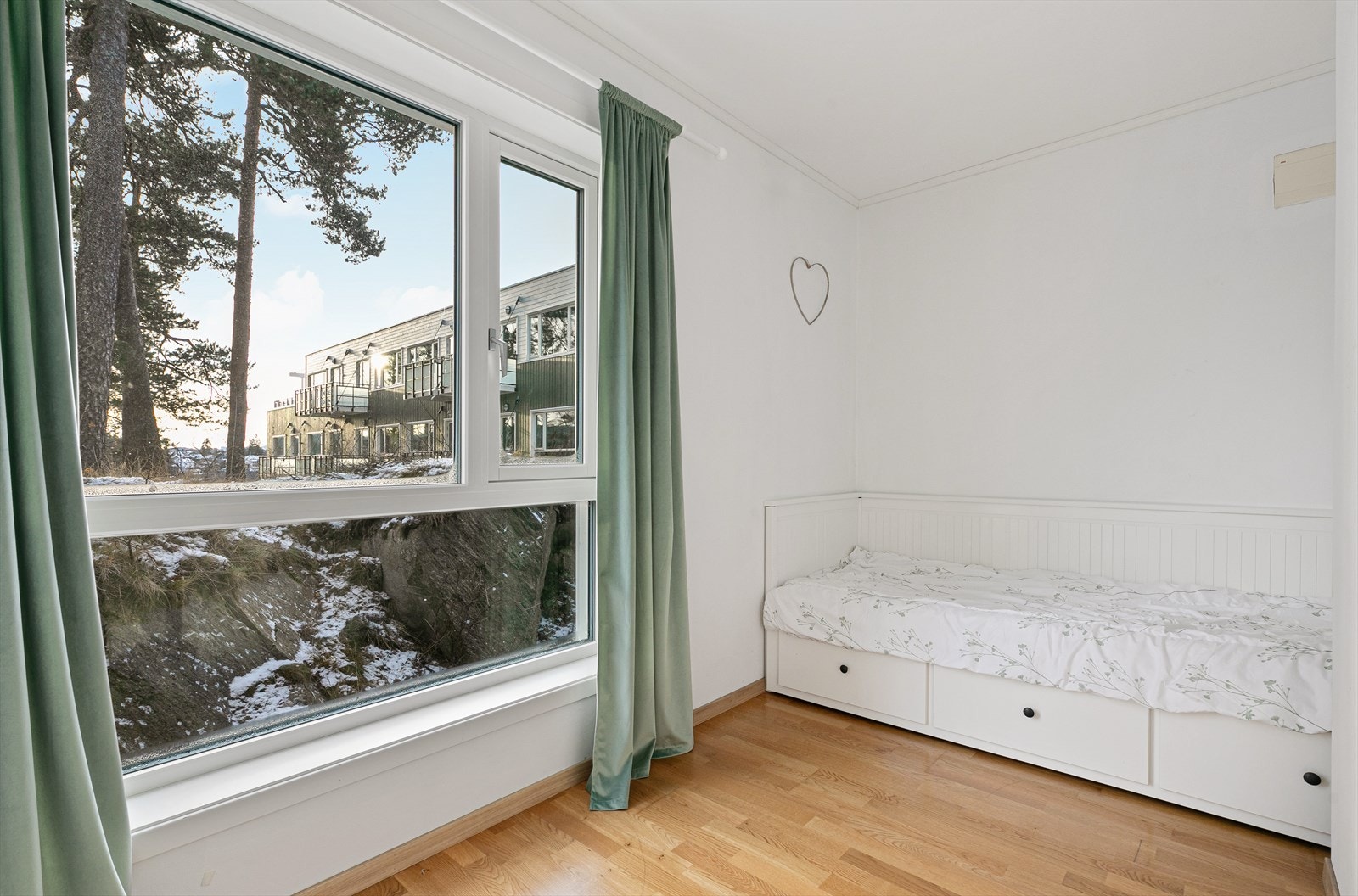 Soverom 2 har behagelige vindusflater som gjør rommet lyst og luftig. Galleribilde