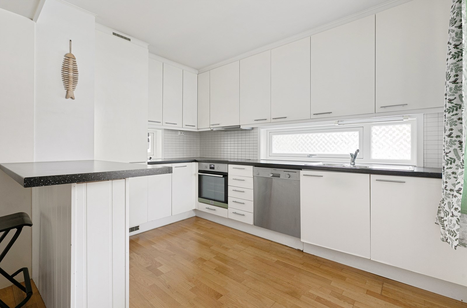 Kjøkkenet består av integrerte hvitevarer med komfyr, platetopp, oppvaskmaskin og kjøleskap. Galleribilde