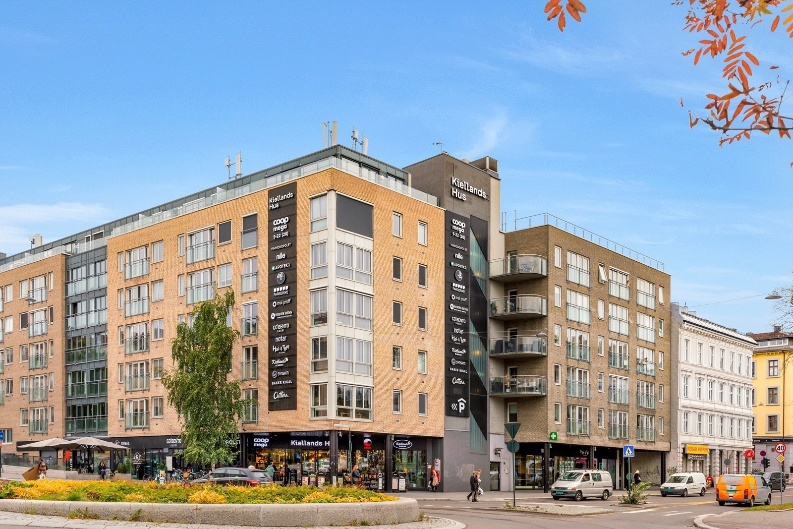 Kiellands hus rett over veien med Coop Mega, Vinmonopol m.m Galleribilde