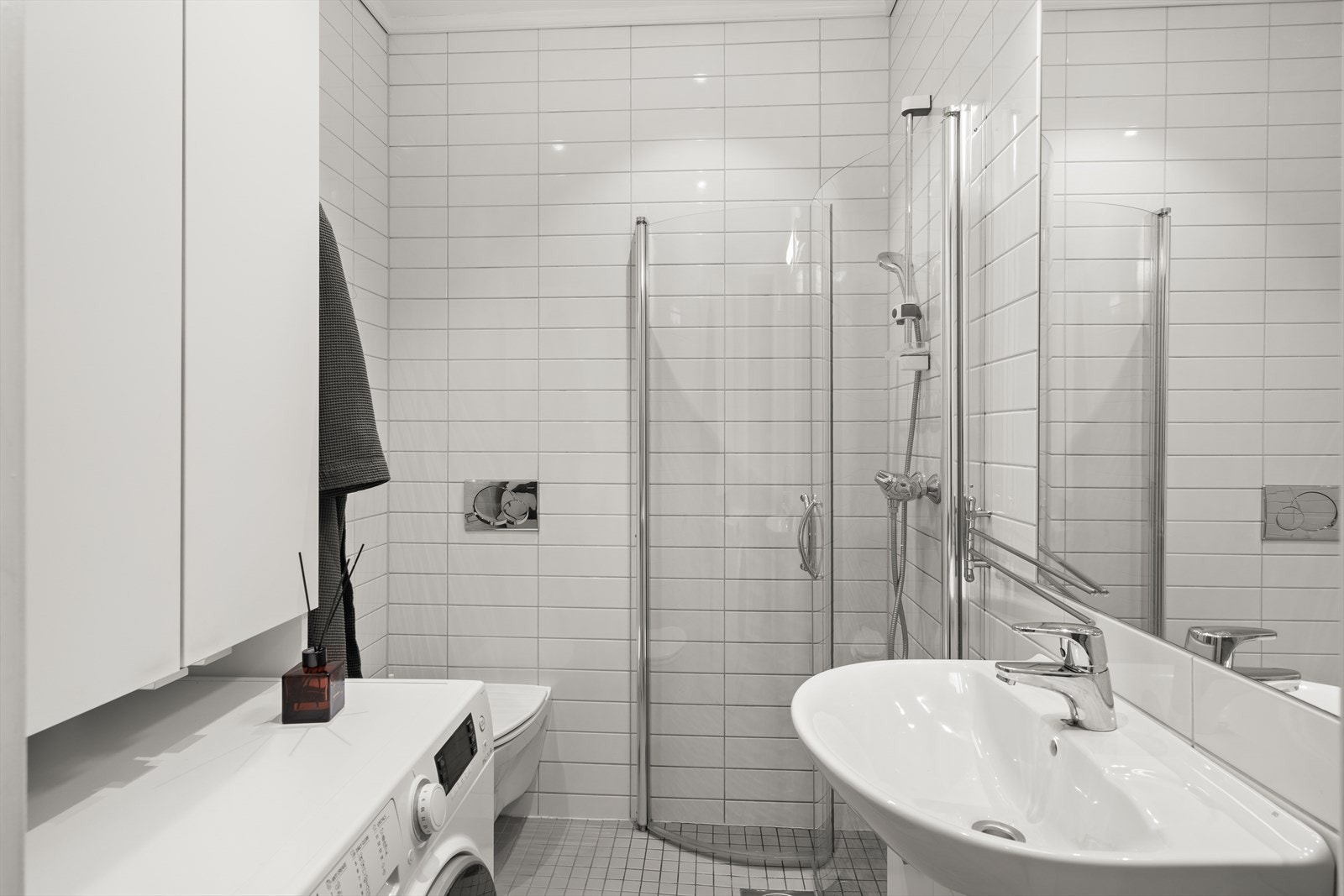 Innfellbare dusjdører, veggmontert wc. Utstyrt med mekanisk avtrekk Galleribilde