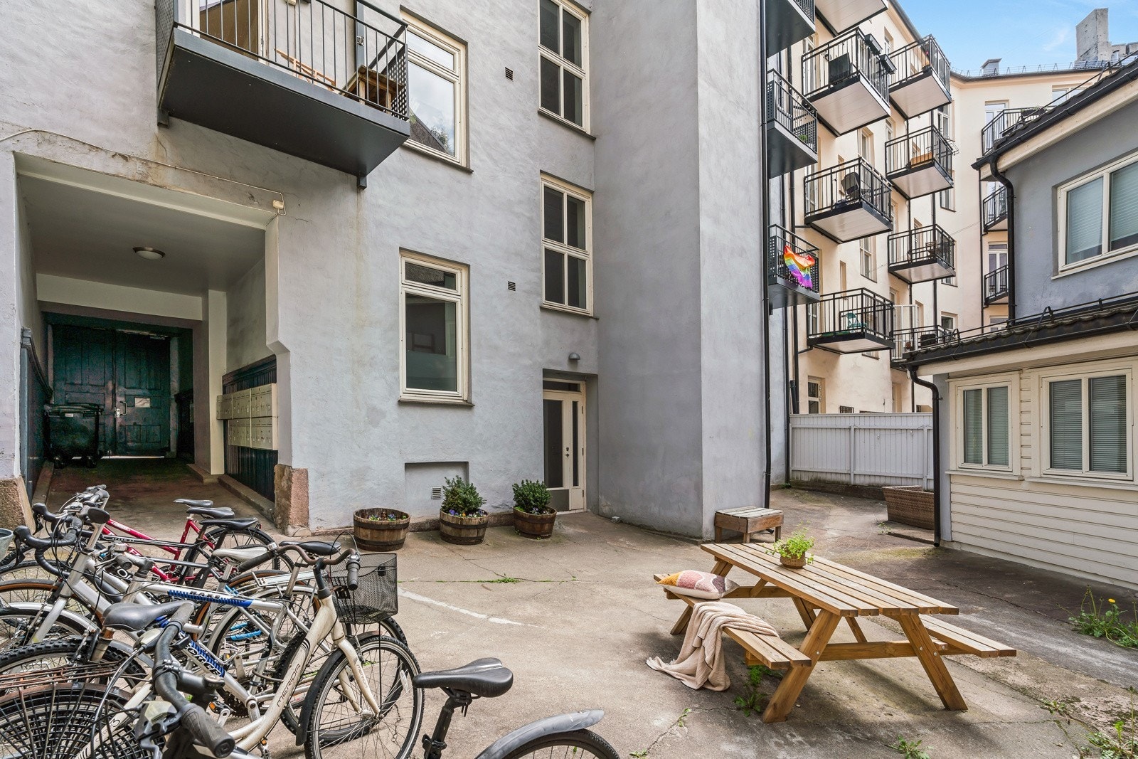 Felles bakgård med sittegruppe og sykkelparkering Galleribilde
