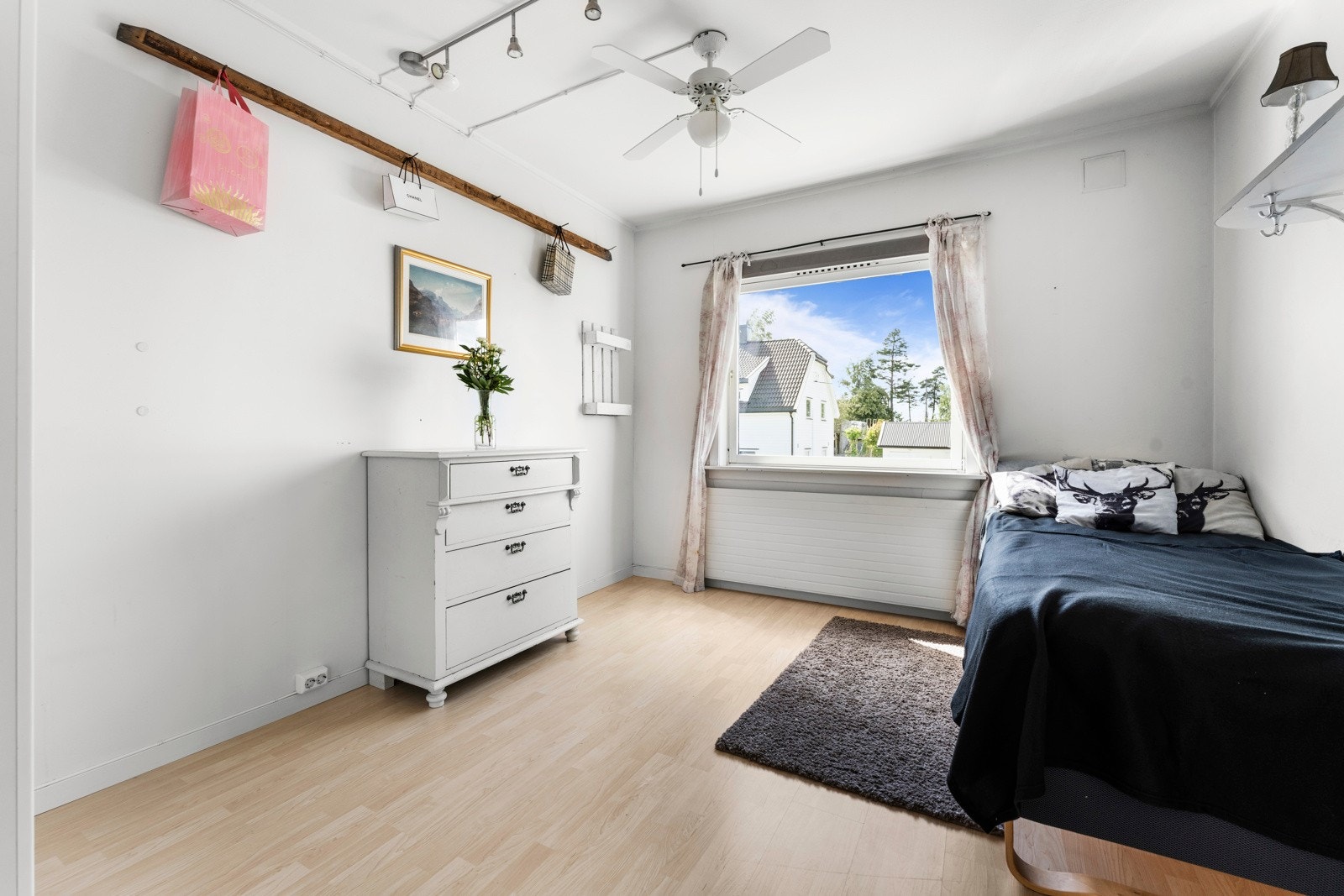 Soverom nr 4 med god plass og med plass til garderobe Galleribilde