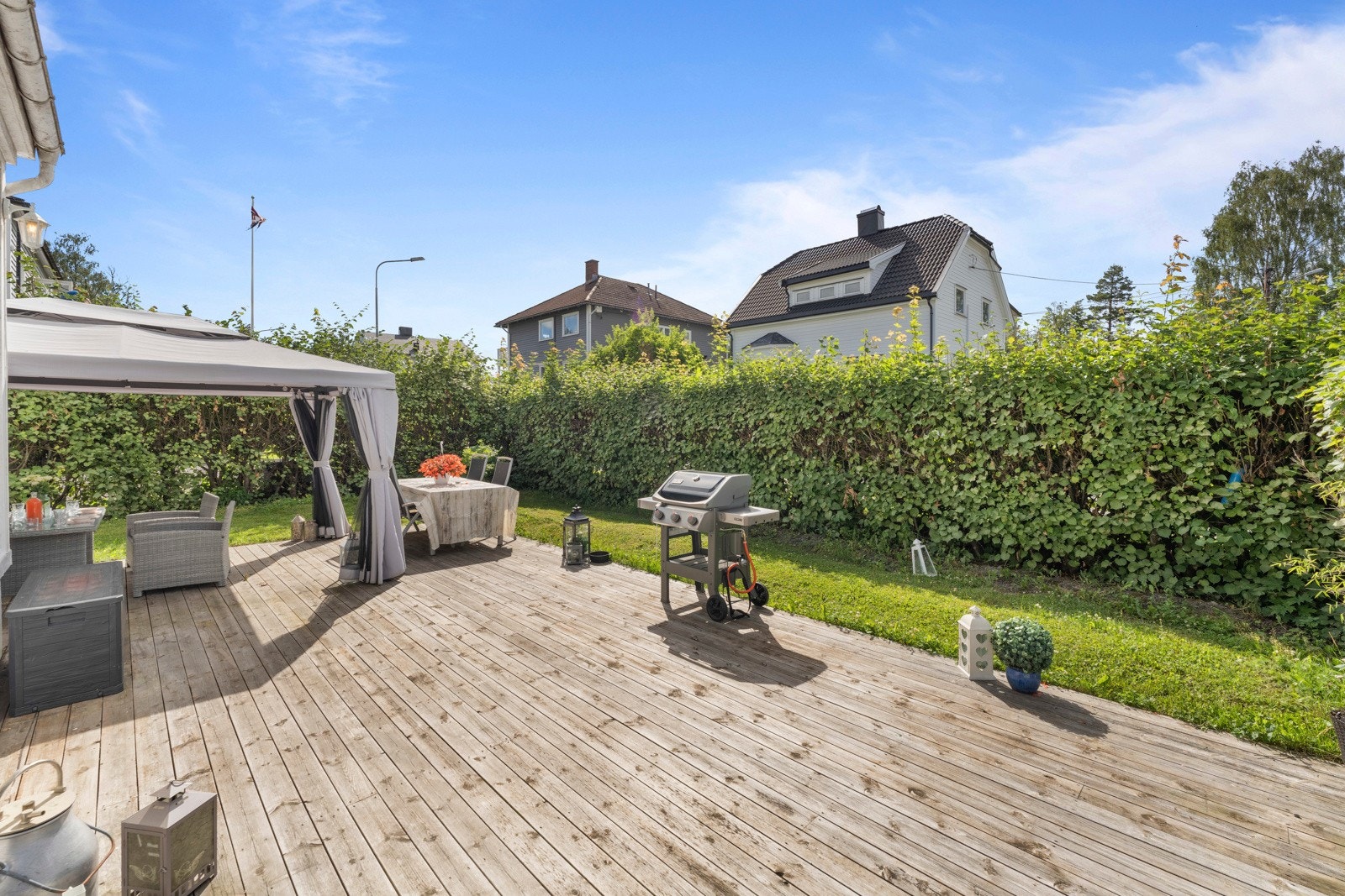 Stor og romslig uteplass Galleribilde