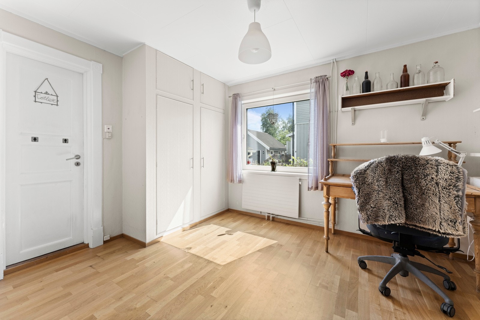 Romslig og lyst soverom med tilgang til bad Galleribilde