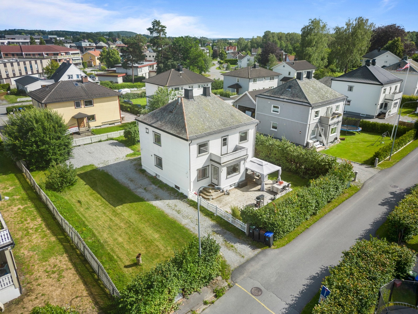 Velkommen til Fridtjof Nansens gate 5! En stor villa sentralt i Askim med gangavstand til togstasjonen og sentrum. Bør sees! Galleribilde