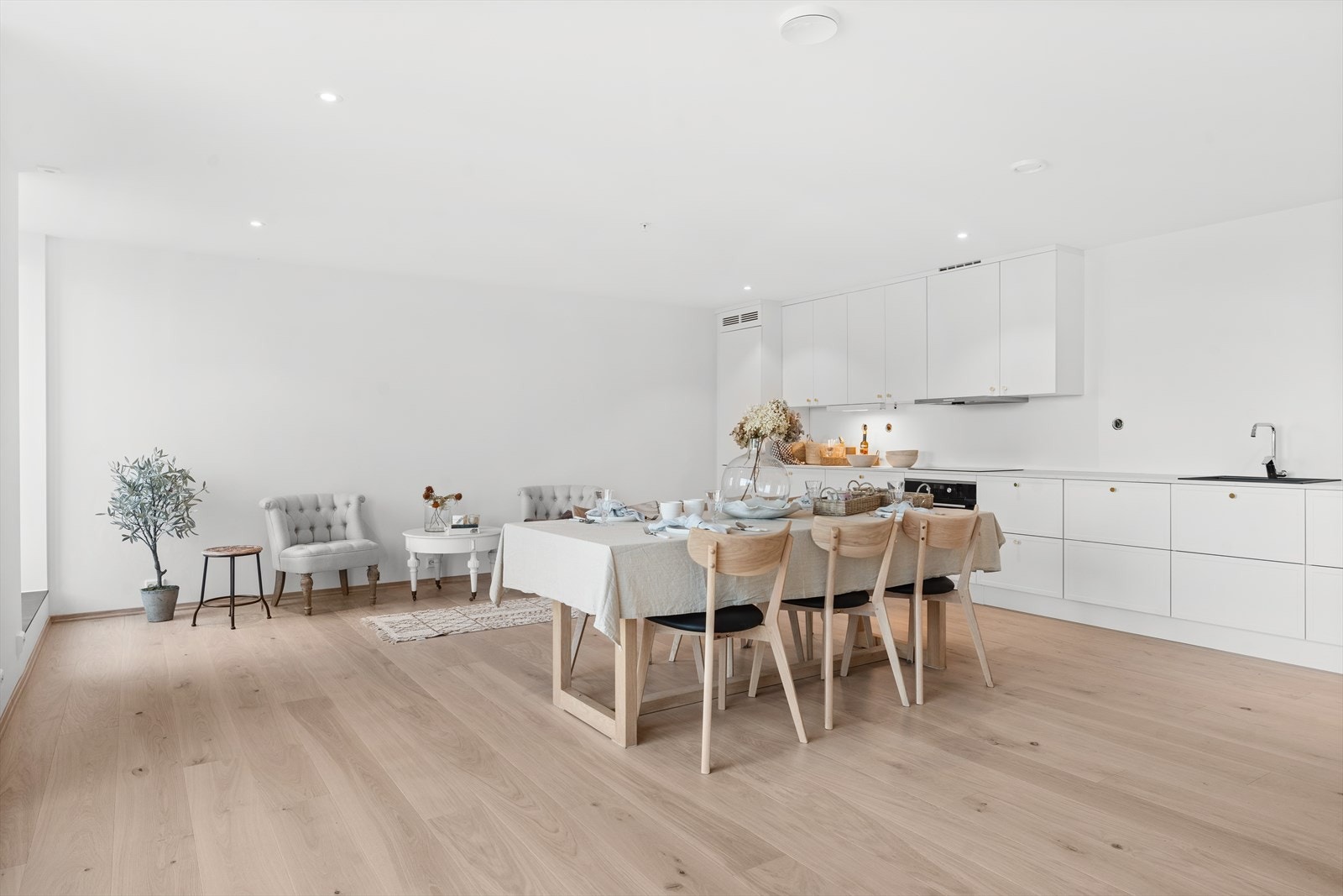 Plass til stor spisegruppe Galleribilde