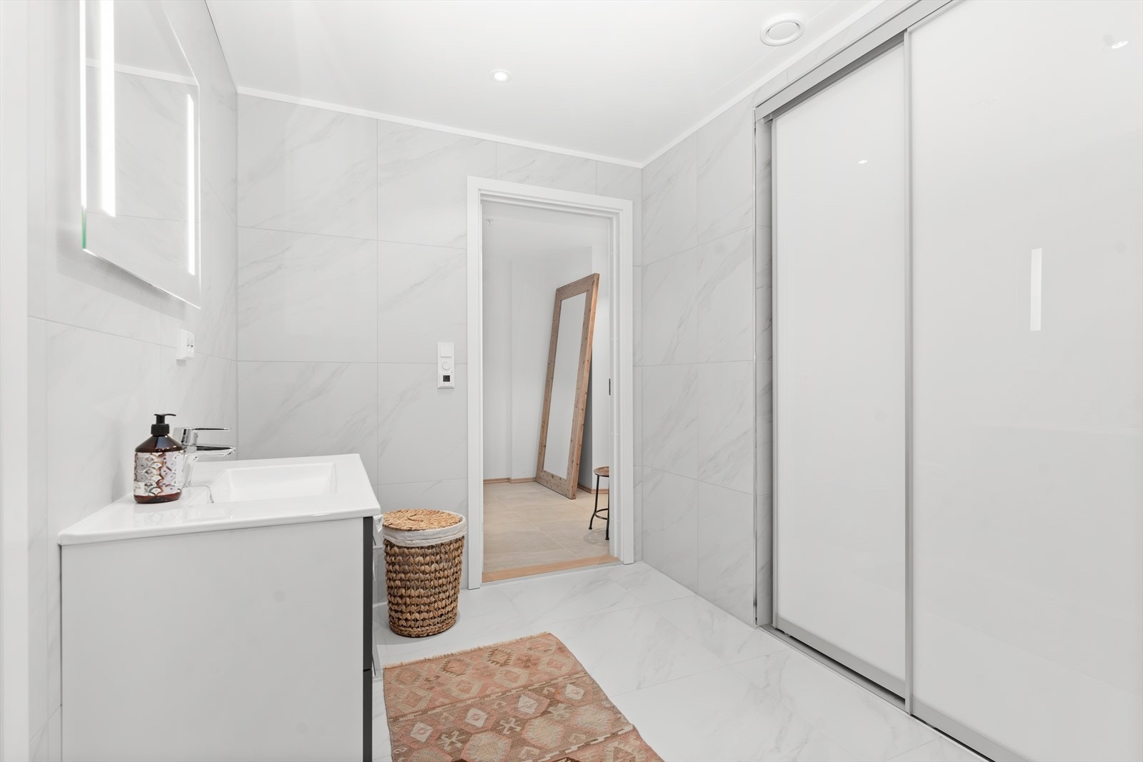 Opplegg til vaskemaskin og tørketrommel bak skyvedørsgarderobe Galleribilde