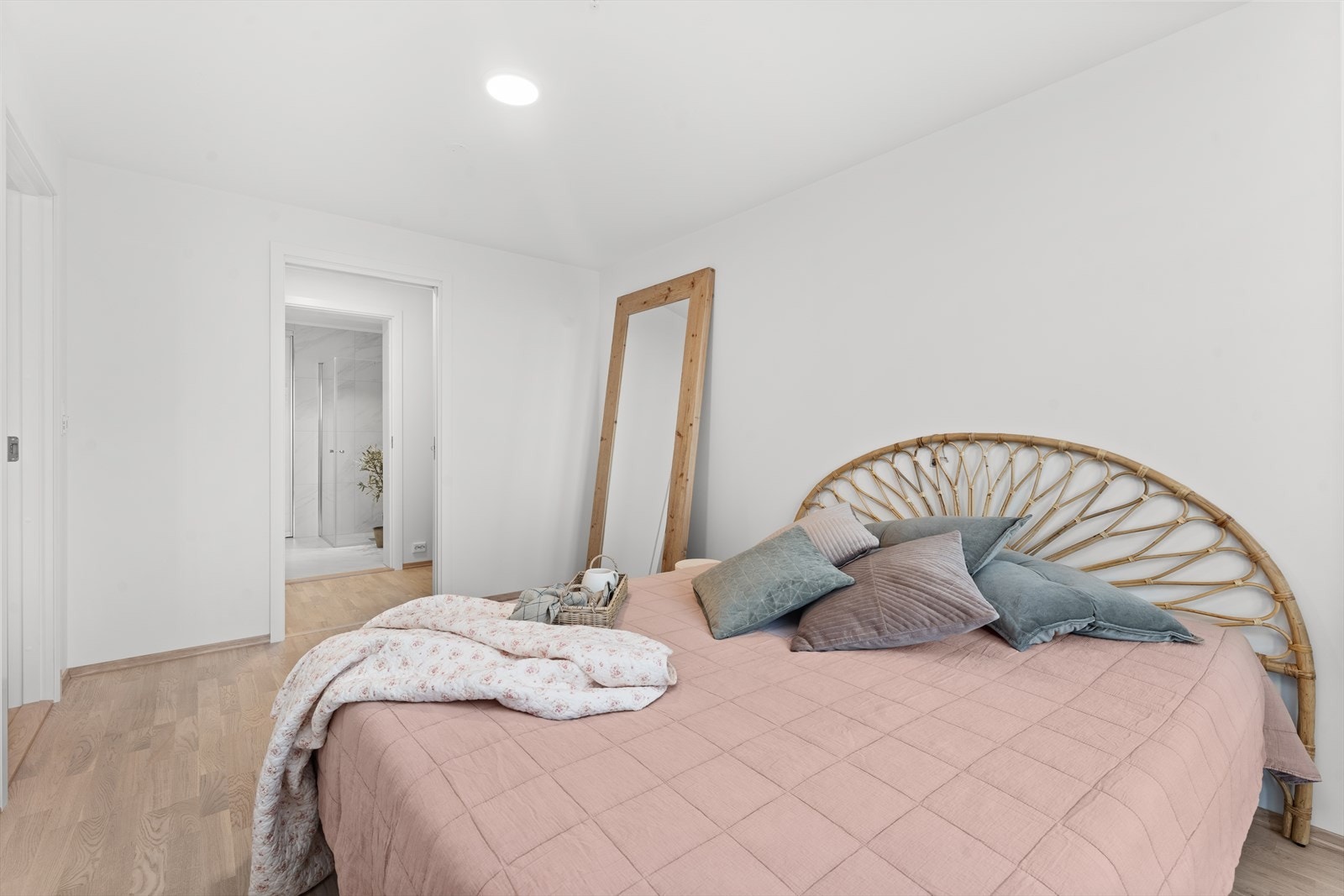 Hovedsoverom med gjnnomgang til bad, via walk-in garderobe Galleribilde