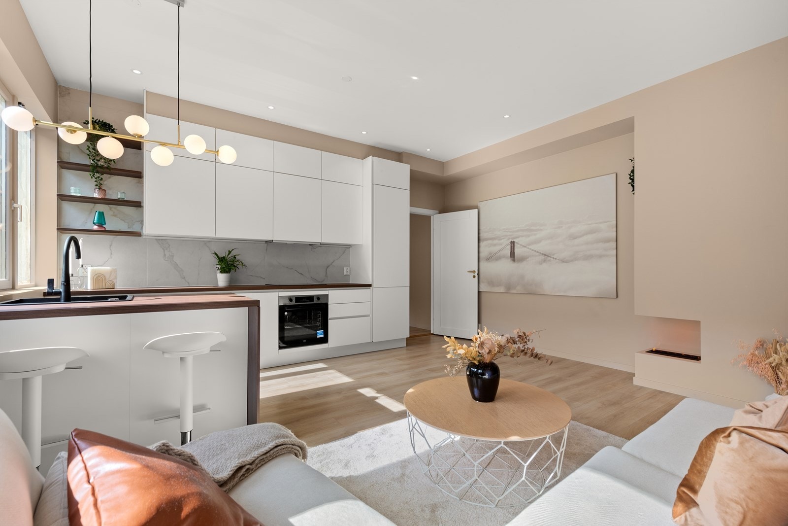 Mot det store bildet på veggen til høyre kan man fint ha et spisebord for 2 eller 4 personer. Galleribilde