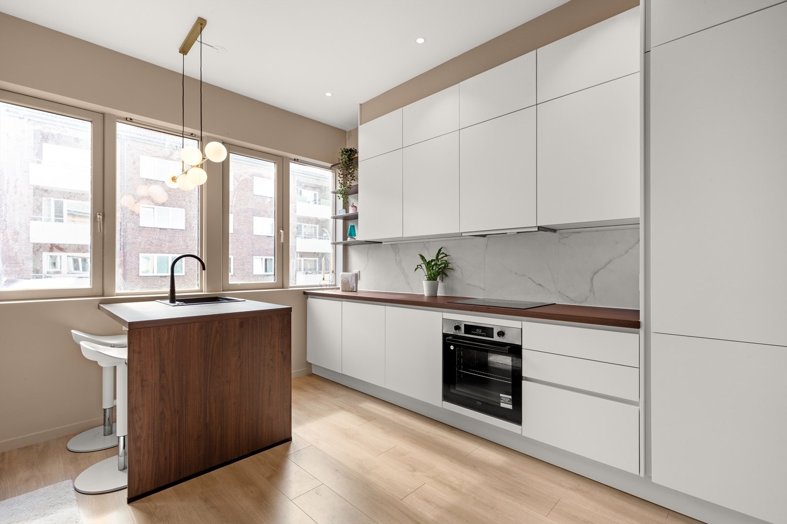 Topp moderne kjøkken som har godt med skap og benkeplass + integrerte hvitevarer som følger med på kjøpet. Galleribilde