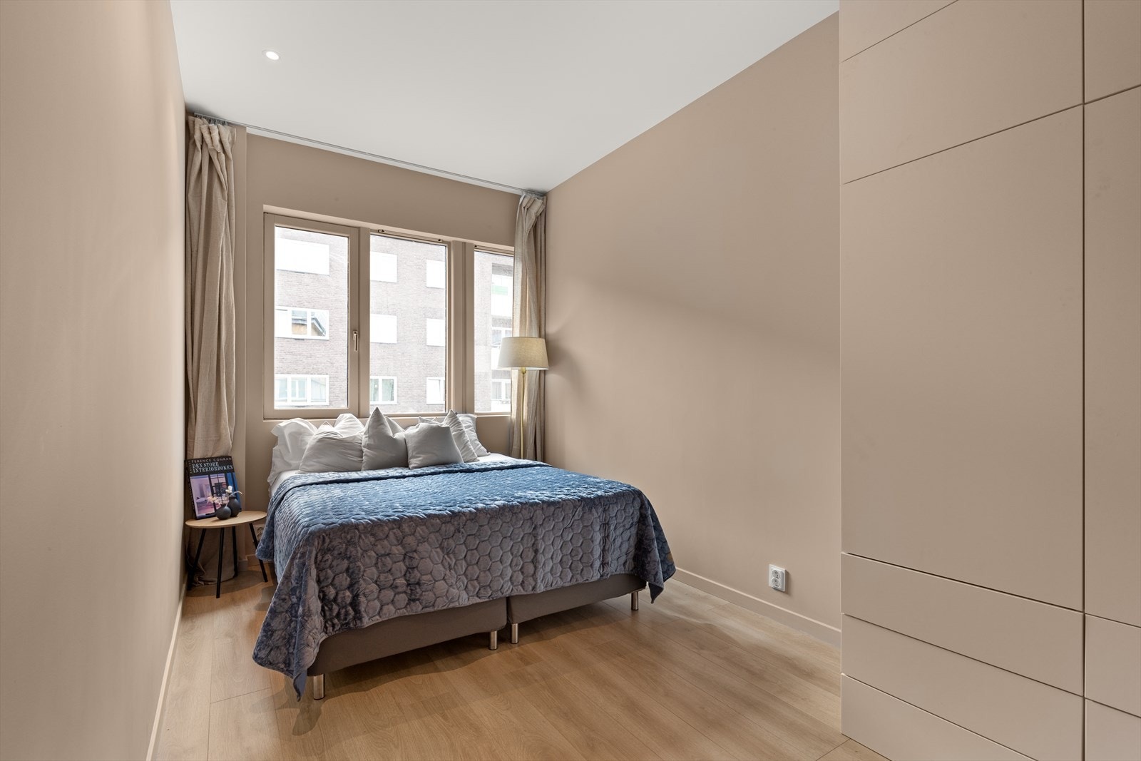 Hovedsoverommet har plass til dobbelseng med nattbord på hver side Galleribilde