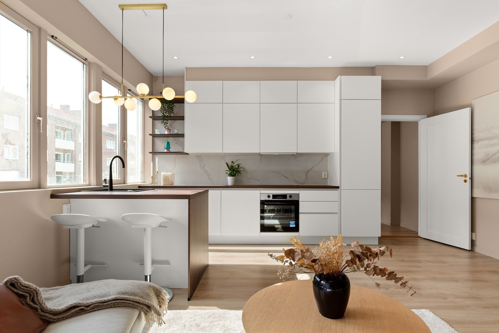 Leiligheten har et åpent og lekker kjøkkendel i stuen, her er det lagt opp til en hyggelig frokostplass for 2 pers mot kjøkkenøyen. Galleribilde