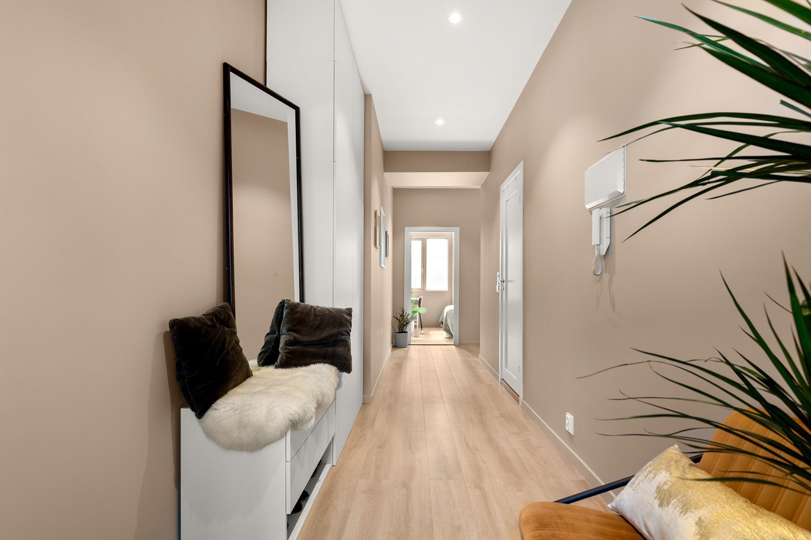 Leiligheten har en hyggelig og pen entre med medfølgende garderobeskap. Galleribilde