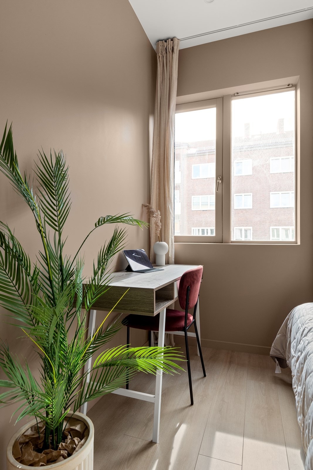 Gjesterommet har god plass til hjemmekontor. Galleribilde