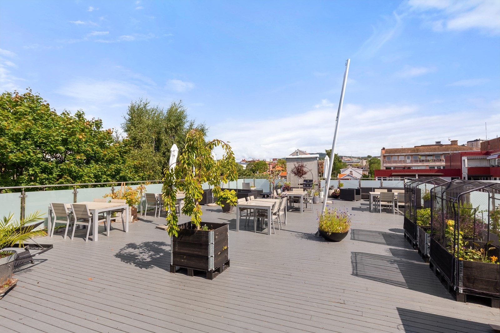 Stor felles takterasse som bare er noen trapper unna Galleribilde