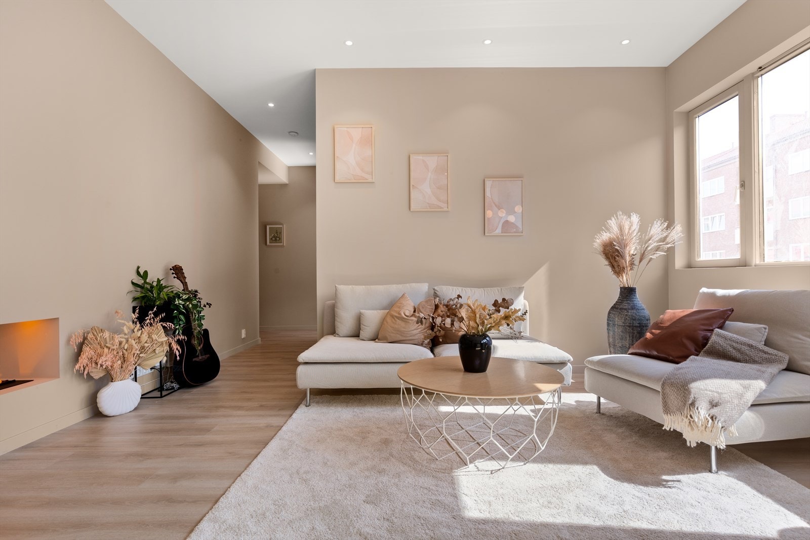 Leiligheten har en romslig og lys stuedel med en hyggelig elektrisk peis som gir en ekstra hyggelig opplevelse om vinteren. Galleribilde