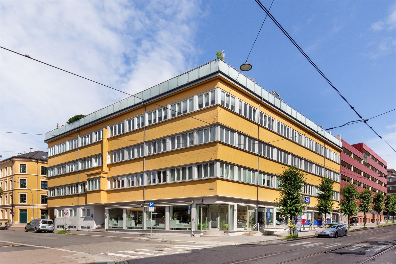 Blokken sett utenfra med Rema 1000 rett under leiligheten Galleribilde