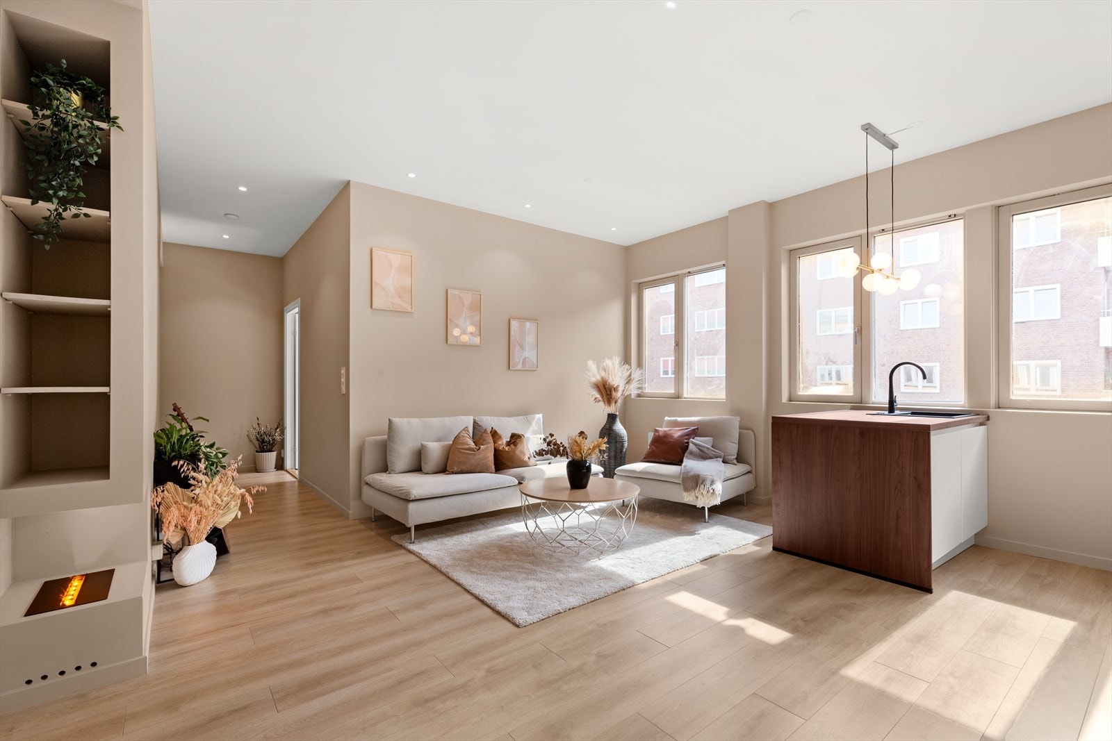 Rikelig med lysinnslipp og generøs takhøyde gir denne leiligheten en lys og luftig følelse. Galleribilde